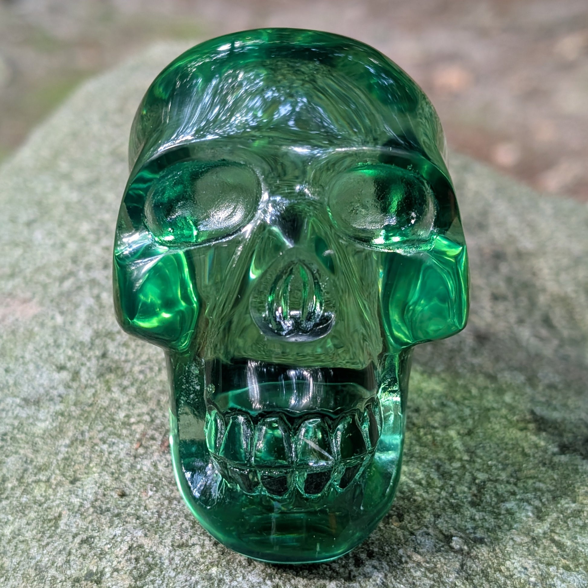 Kristallschädel "Meister der Natur" aus klarem, grünem Quarzglas.
