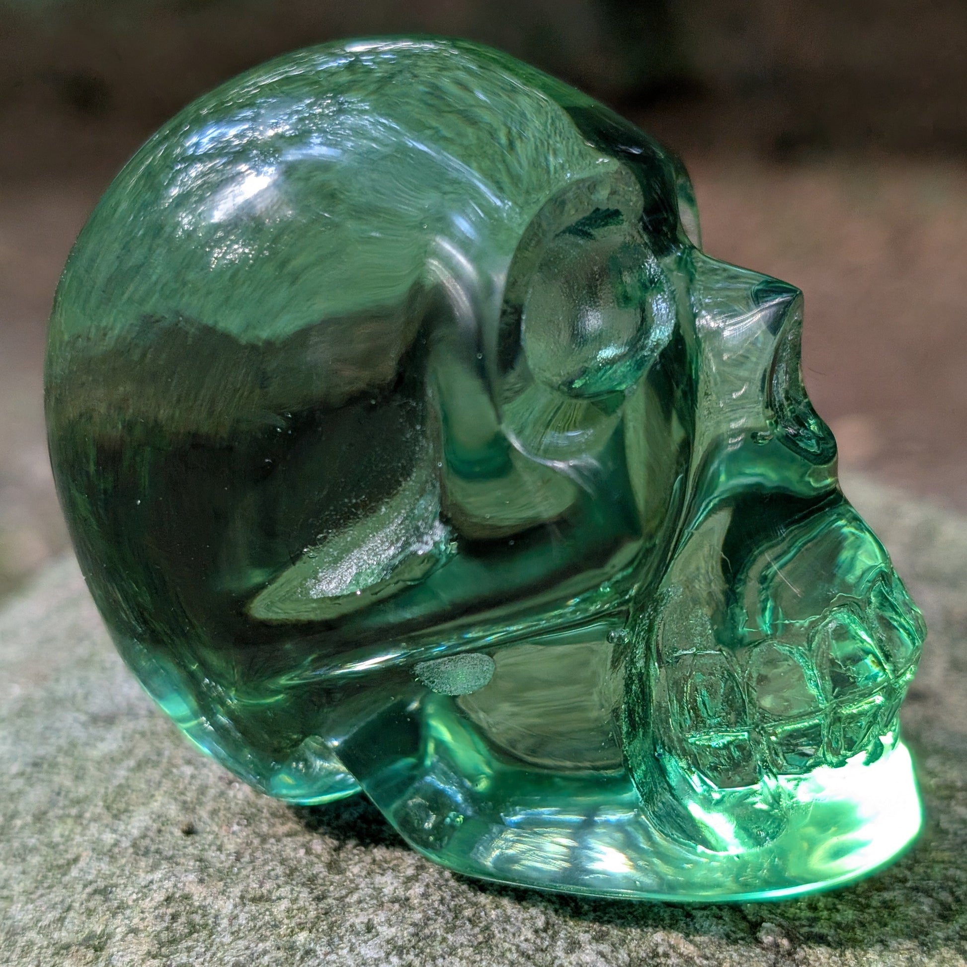 Kristallschädel "Meister der Natur" aus klarem, grünem Quarzglas.