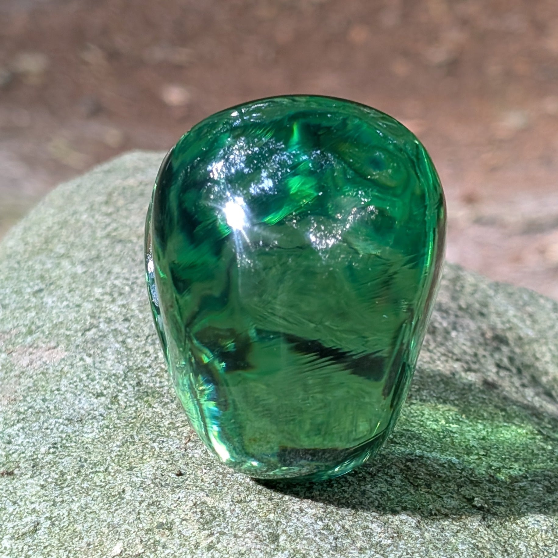 Kristallschädel "Meister der Natur" aus klarem, grünem Quarzglas.