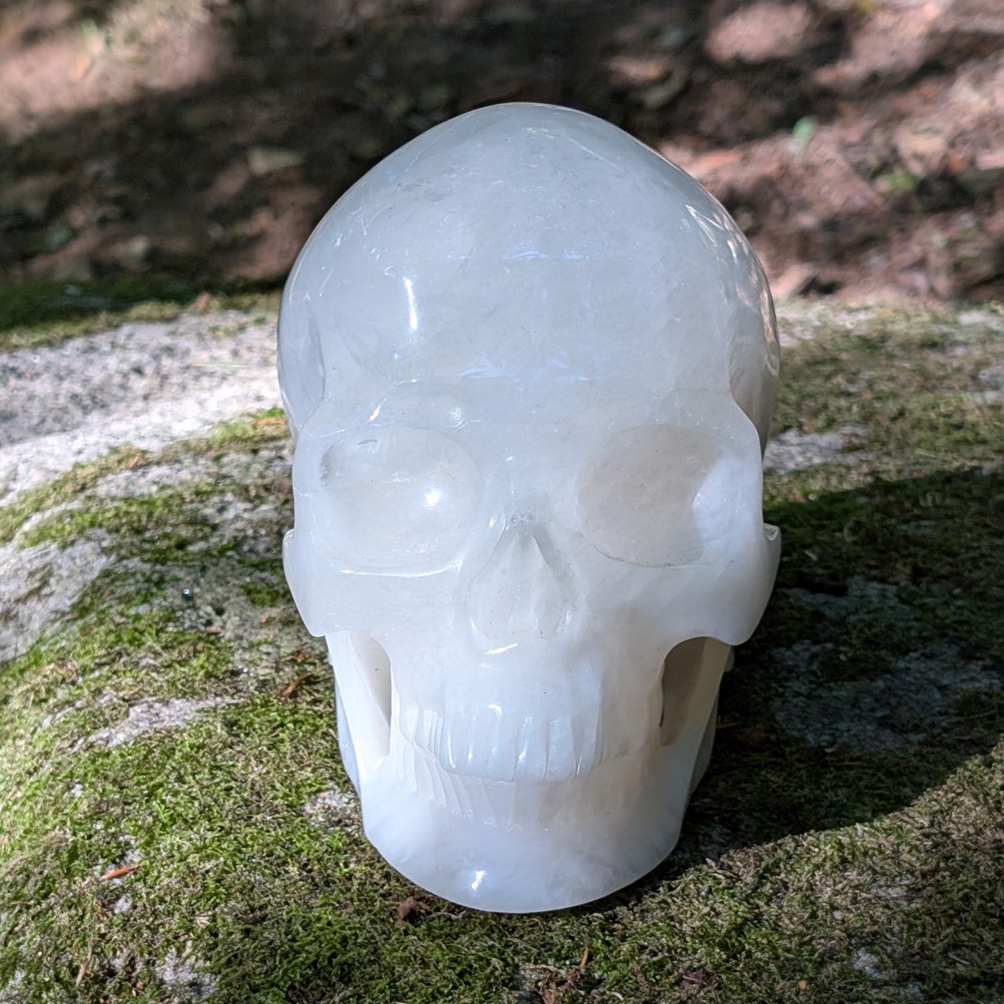 Kristallschädel "Mondgeist" aus milchig-weißem Quarz.