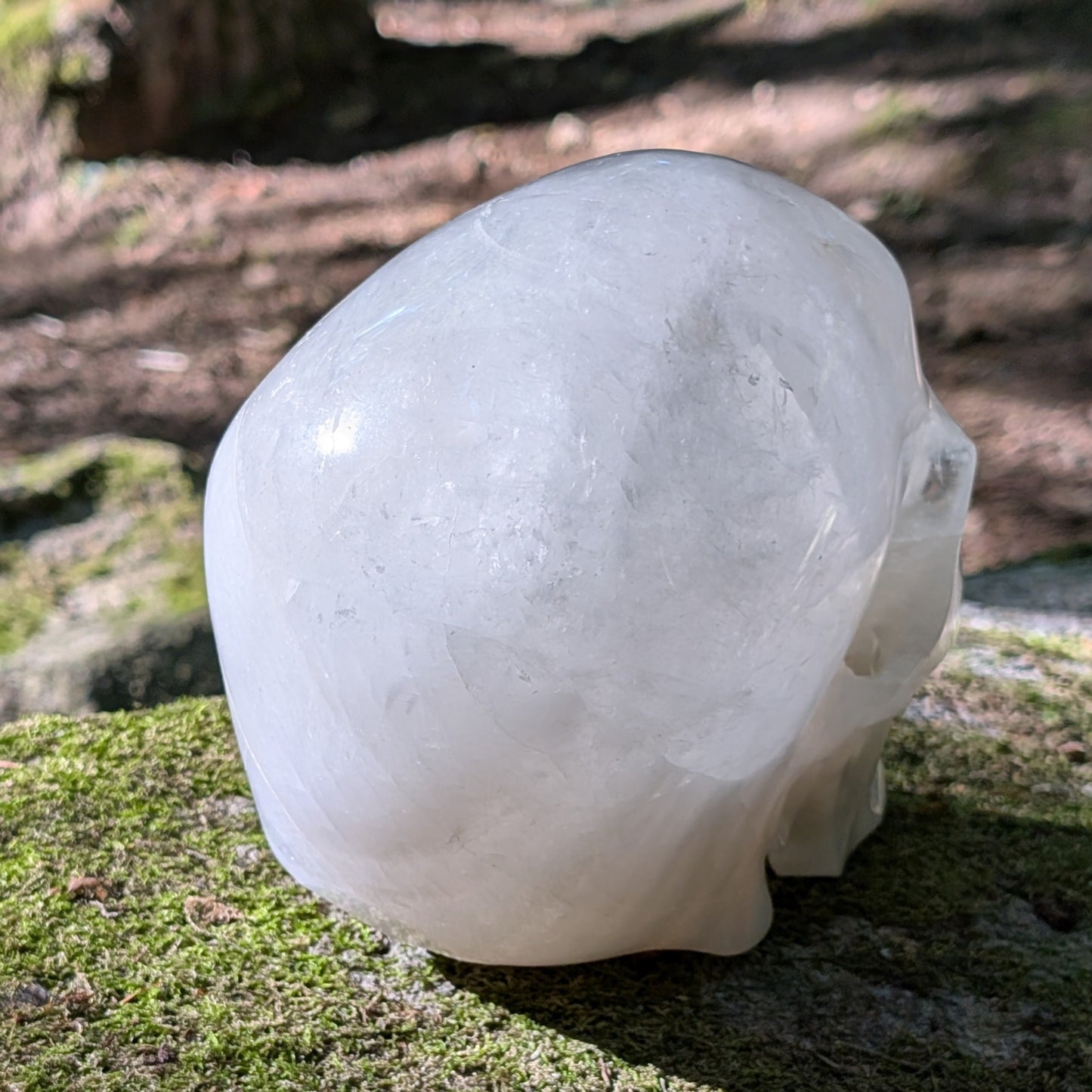 Kristallschädel "Mondgeist" aus milchig-weißem Quarz.