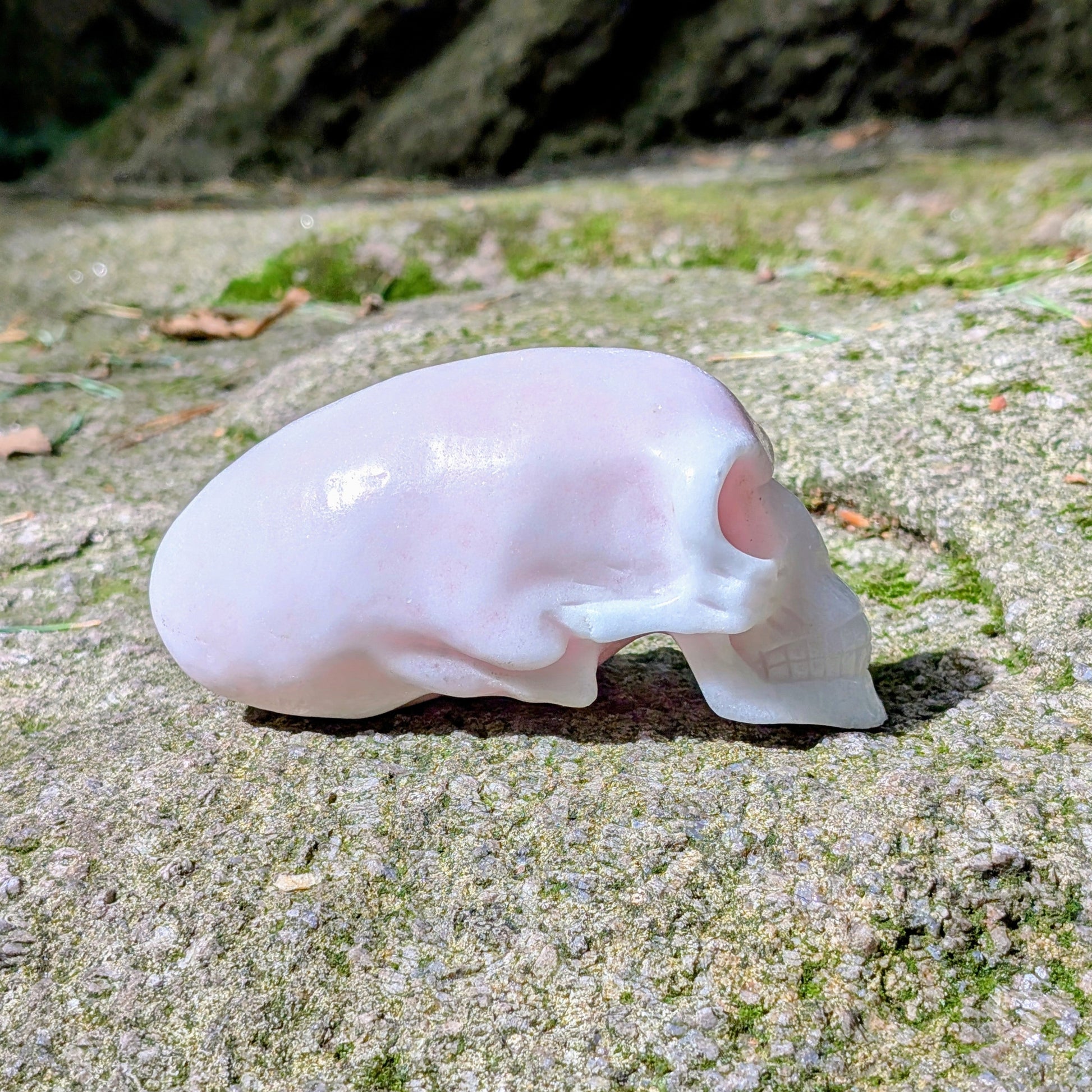 Kristallschädel "Mondlicht-Seele" aus Opallith, milchig-weiß mit blauem Schimmer.