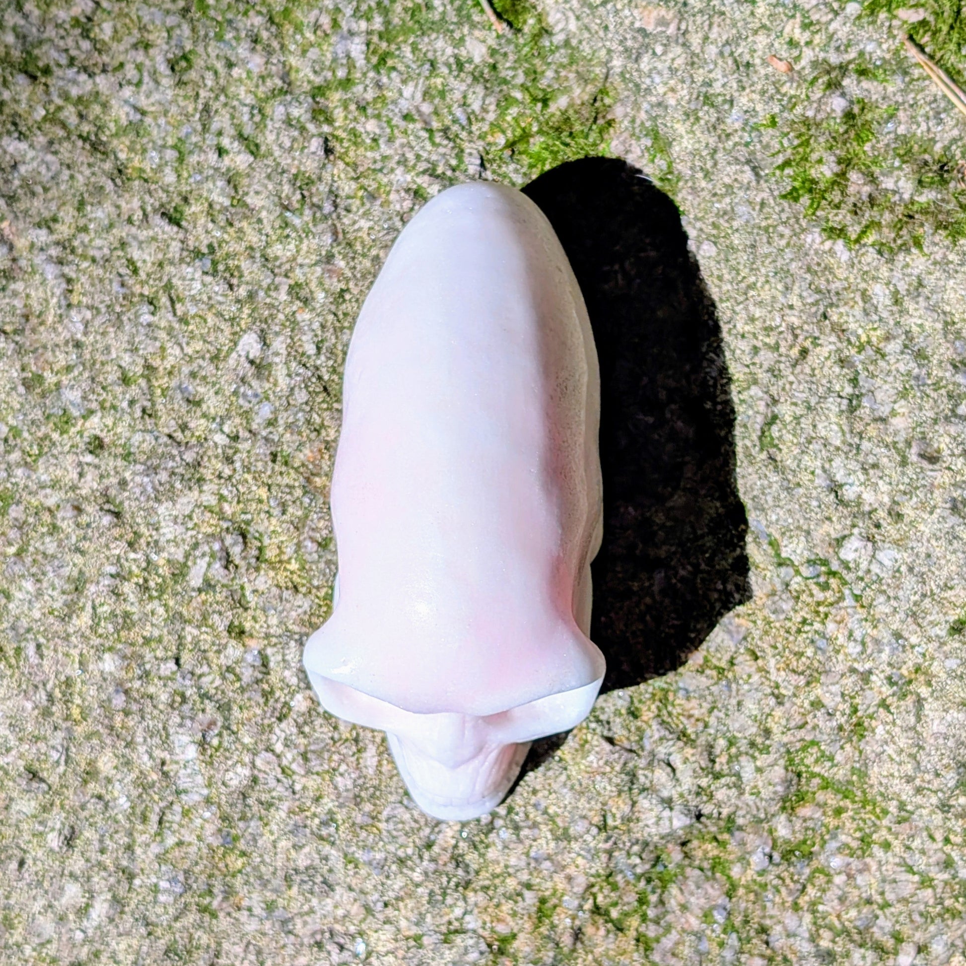 Kristallschädel "Mondlicht-Seele" aus Opallith, milchig-weiß mit blauem Schimmer.