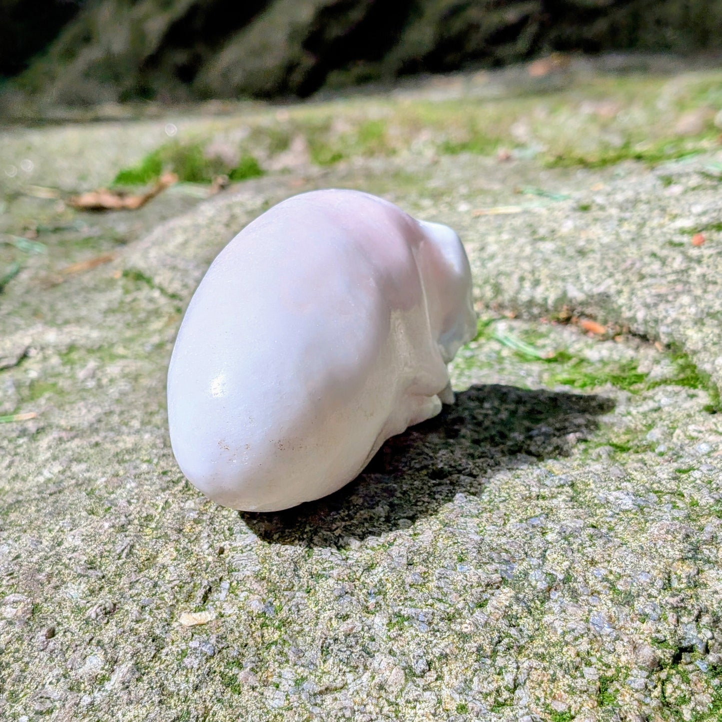 Kristallschädel "Mondlicht-Seele" aus Opallith, milchig-weiß mit blauem Schimmer.