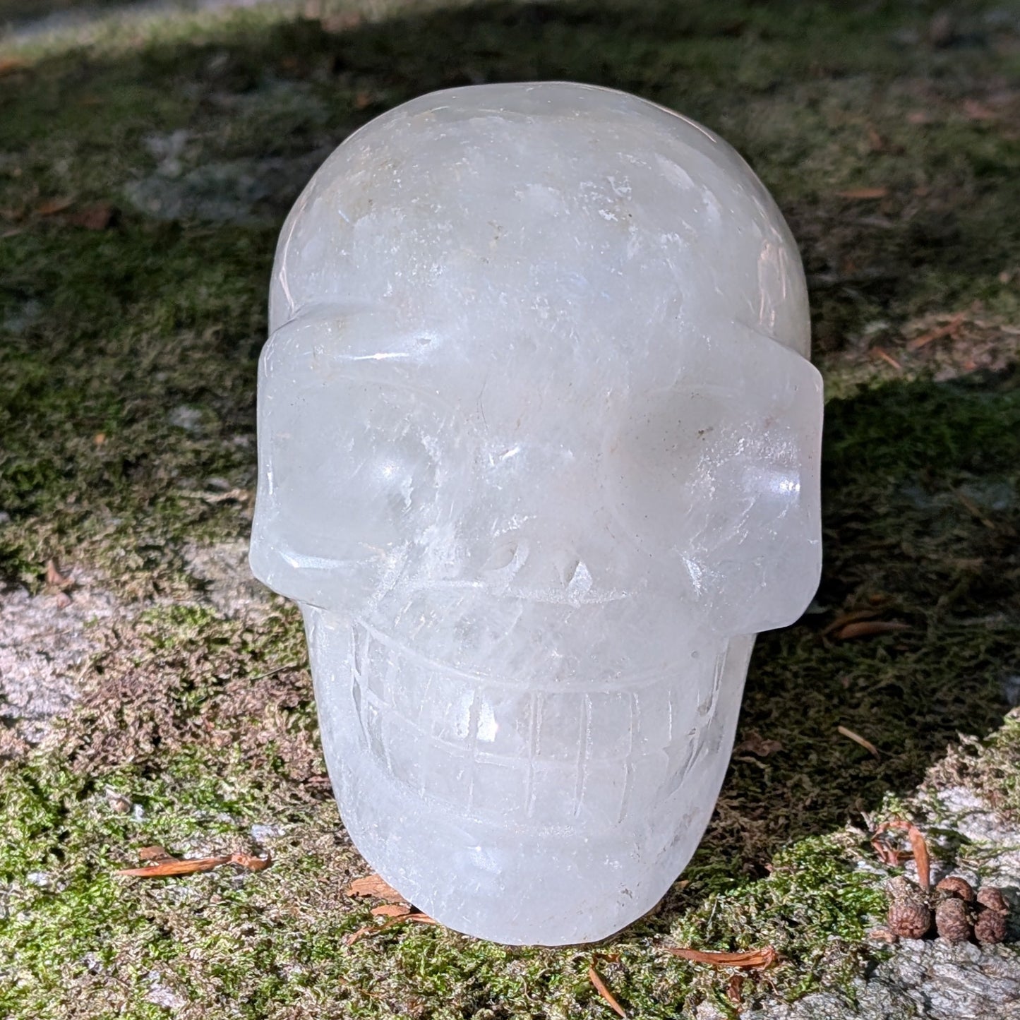 Kristallschädel "Mondlicht" aus milchigem Quarz.
