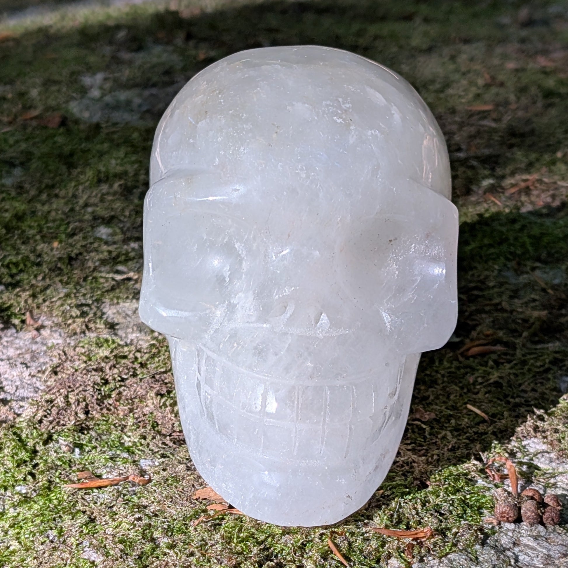 Kristallschädel "Mondlicht" aus milchigem Quarz.