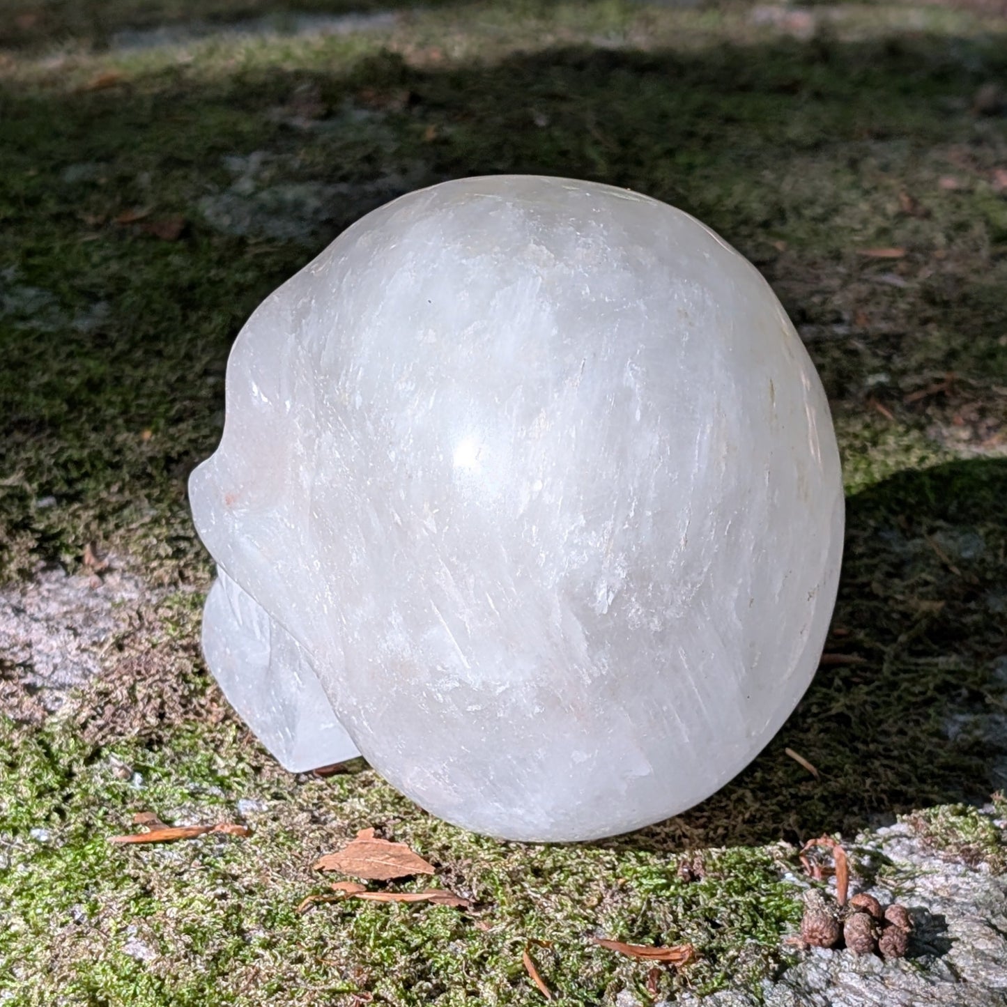 Kristallschädel "Mondlicht" aus milchigem Quarz.