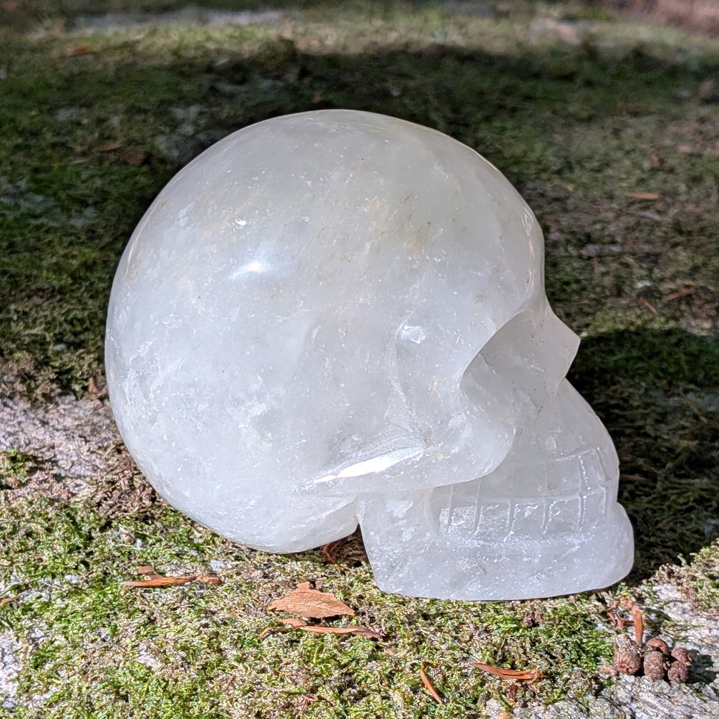 Kristallschädel "Mondlicht" aus milchigem Quarz.
