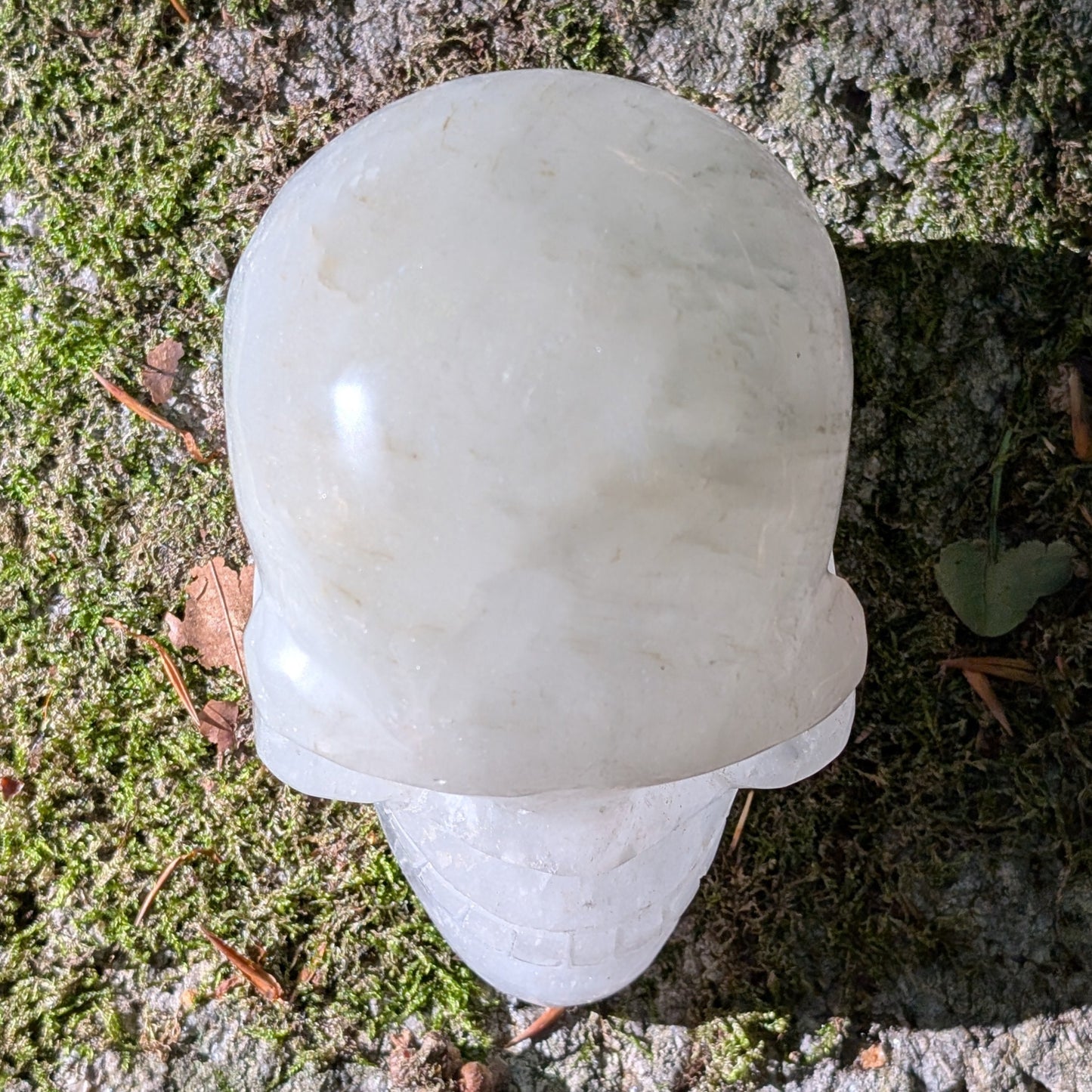 Kristallschädel "Mondlicht" aus milchigem Quarz.