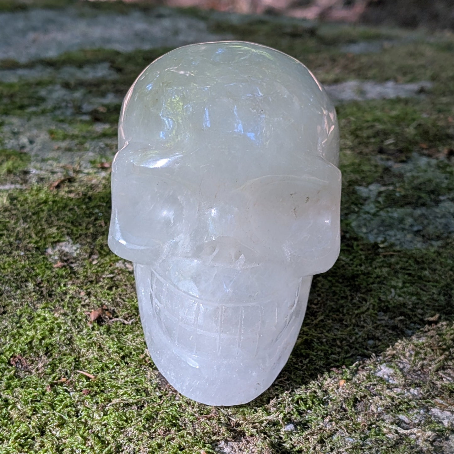 Kristallschädel "Mondlicht" aus milchigem Quarz.