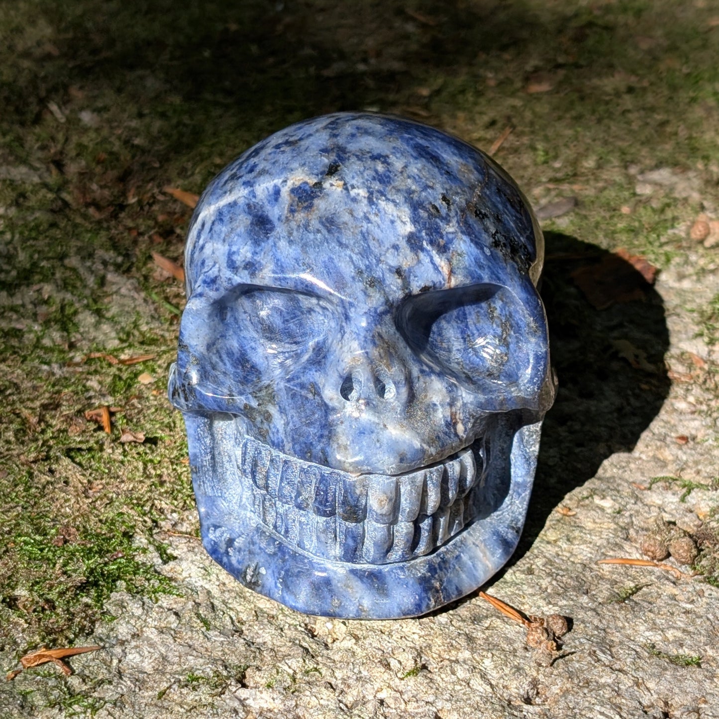 Kristallschädel "Ozean-Philosoph" aus Sodalith mit blau-weißer Maserung.