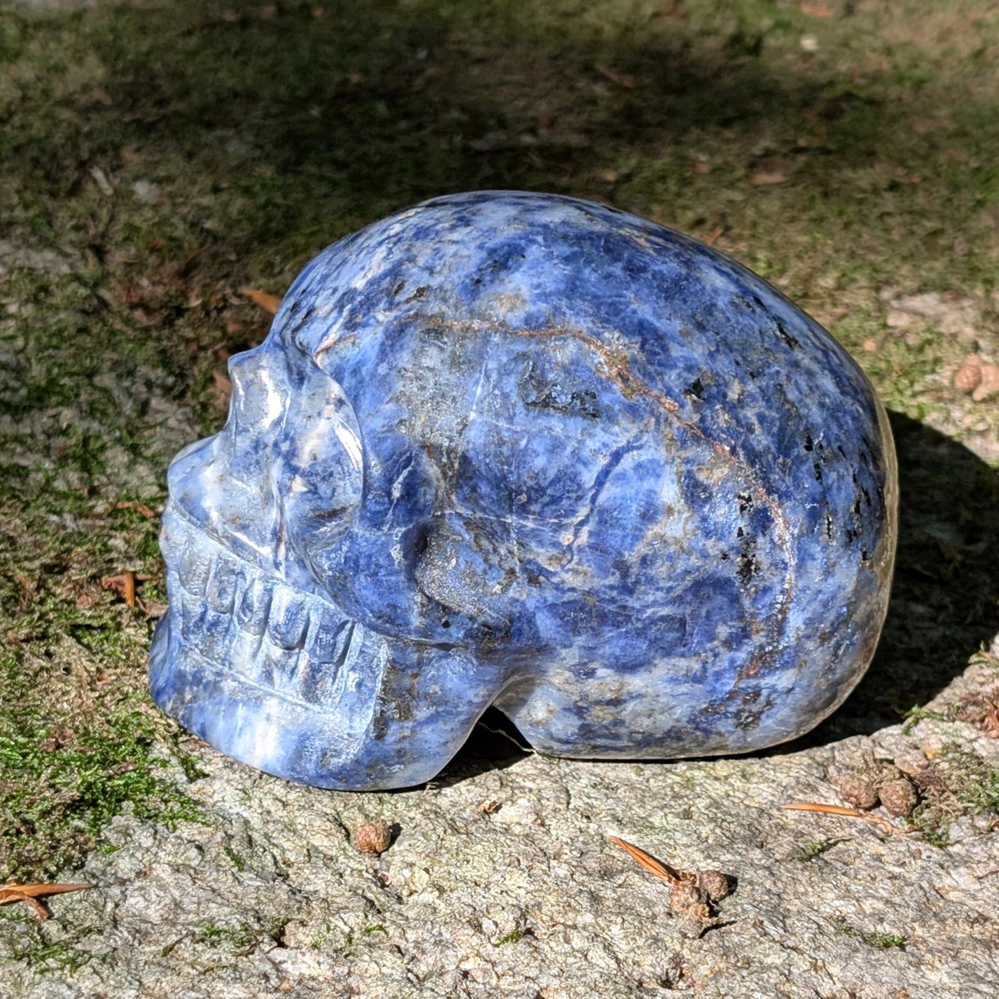 Kristallschädel "Ozean-Philosoph" aus Sodalith mit blau-weißer Maserung.