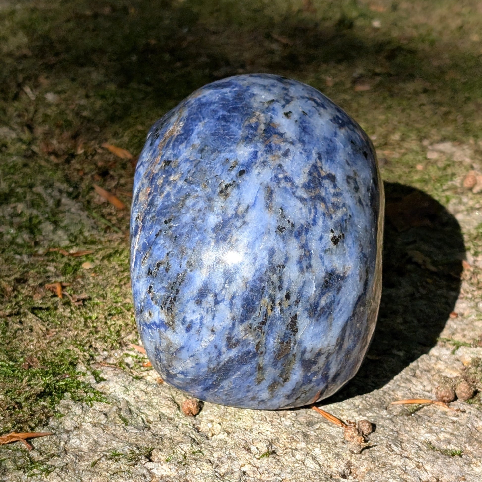 Kristallschädel "Ozean-Philosoph" aus Sodalith mit blau-weißer Maserung.