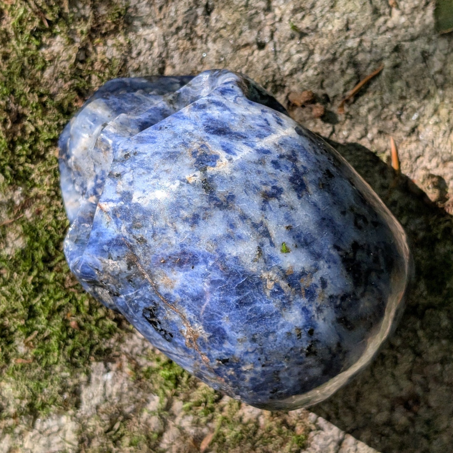 Kristallschädel "Ozean-Philosoph" aus Sodalith mit blau-weißer Maserung.