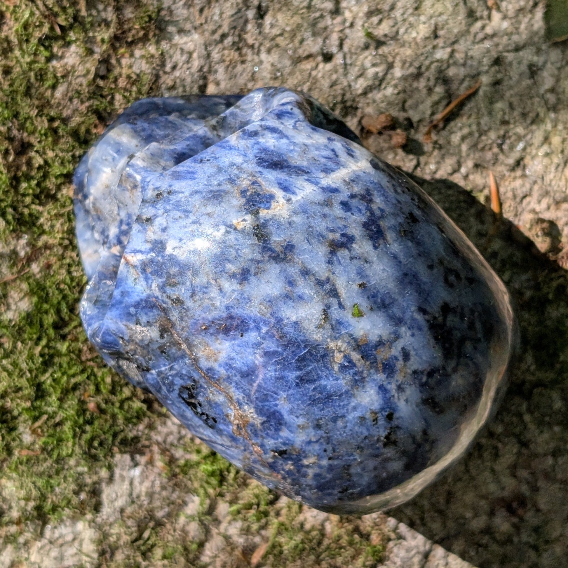 Kristallschädel "Ozean-Philosoph" aus Sodalith mit blau-weißer Maserung.