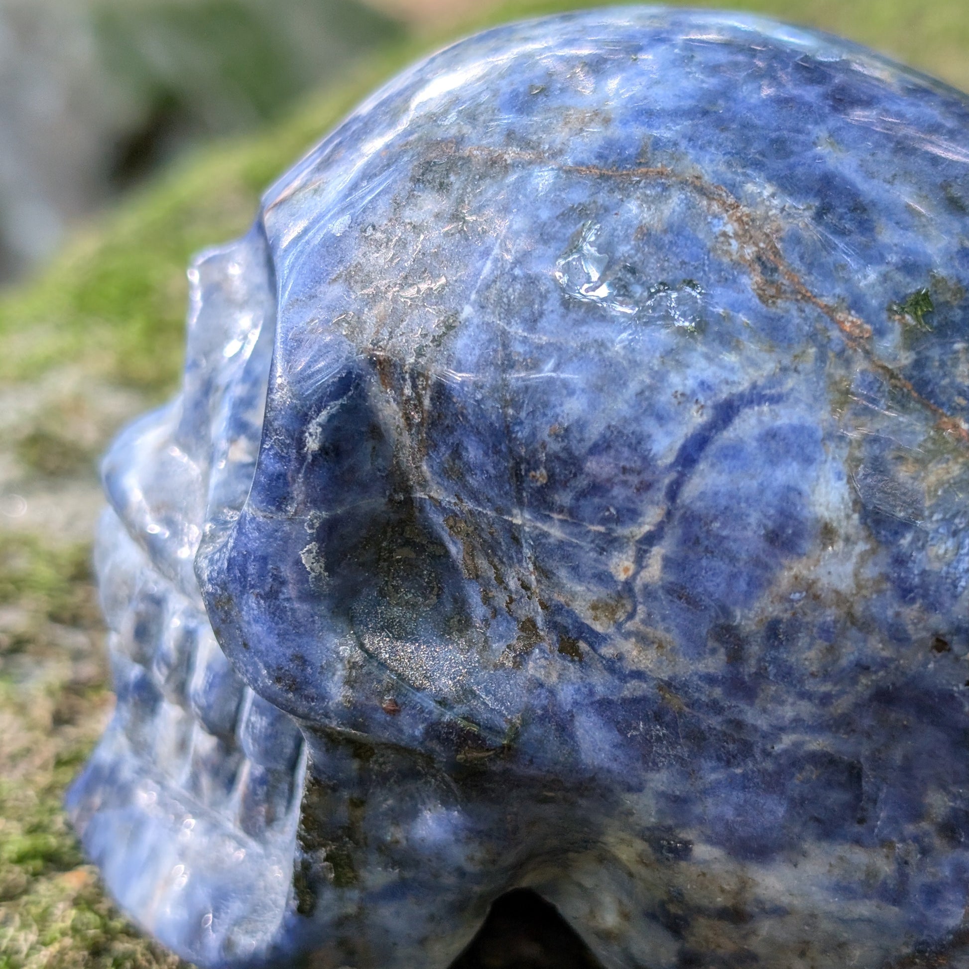 Kristallschädel "Ozean-Philosoph" aus Sodalith mit blau-weißer Maserung.