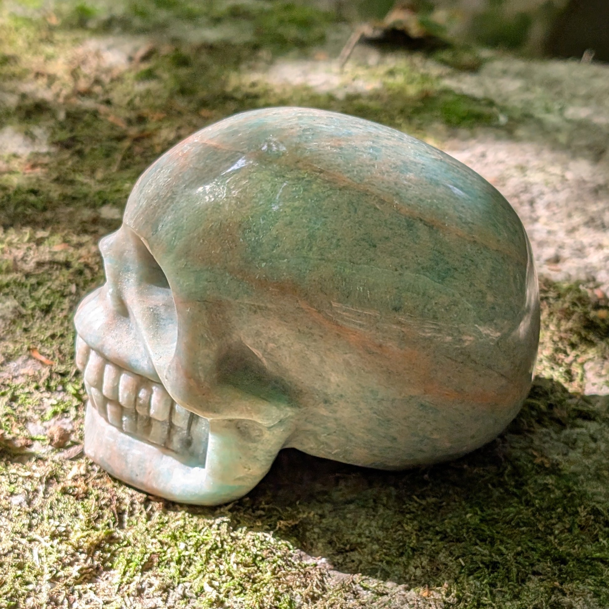 Kristallschädel "Ozeanfrieden" aus Amazonit mit blauer und grauer Maserung.