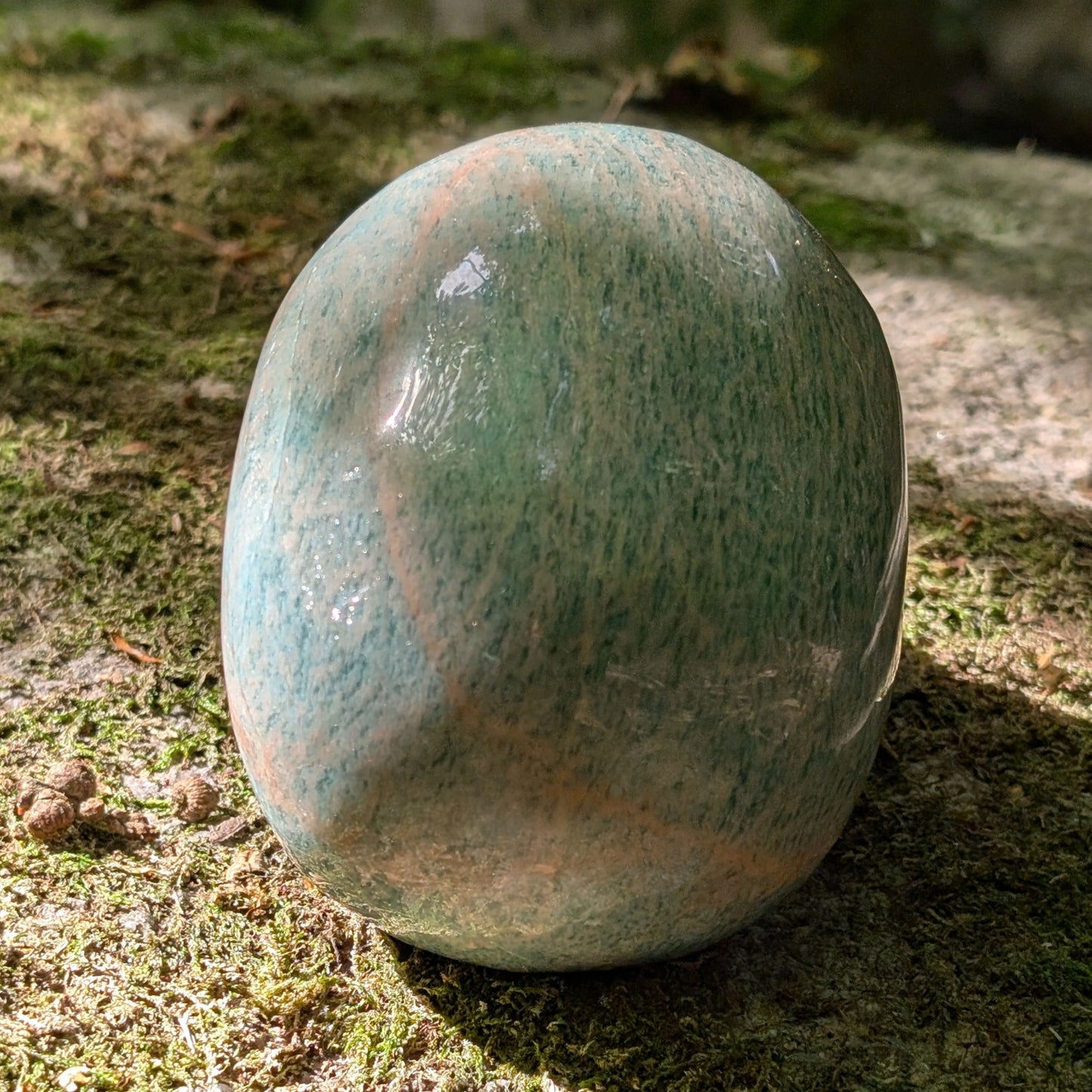 Kristallschädel "Ozeanfrieden" aus Amazonit mit blauer und grauer Maserung.
