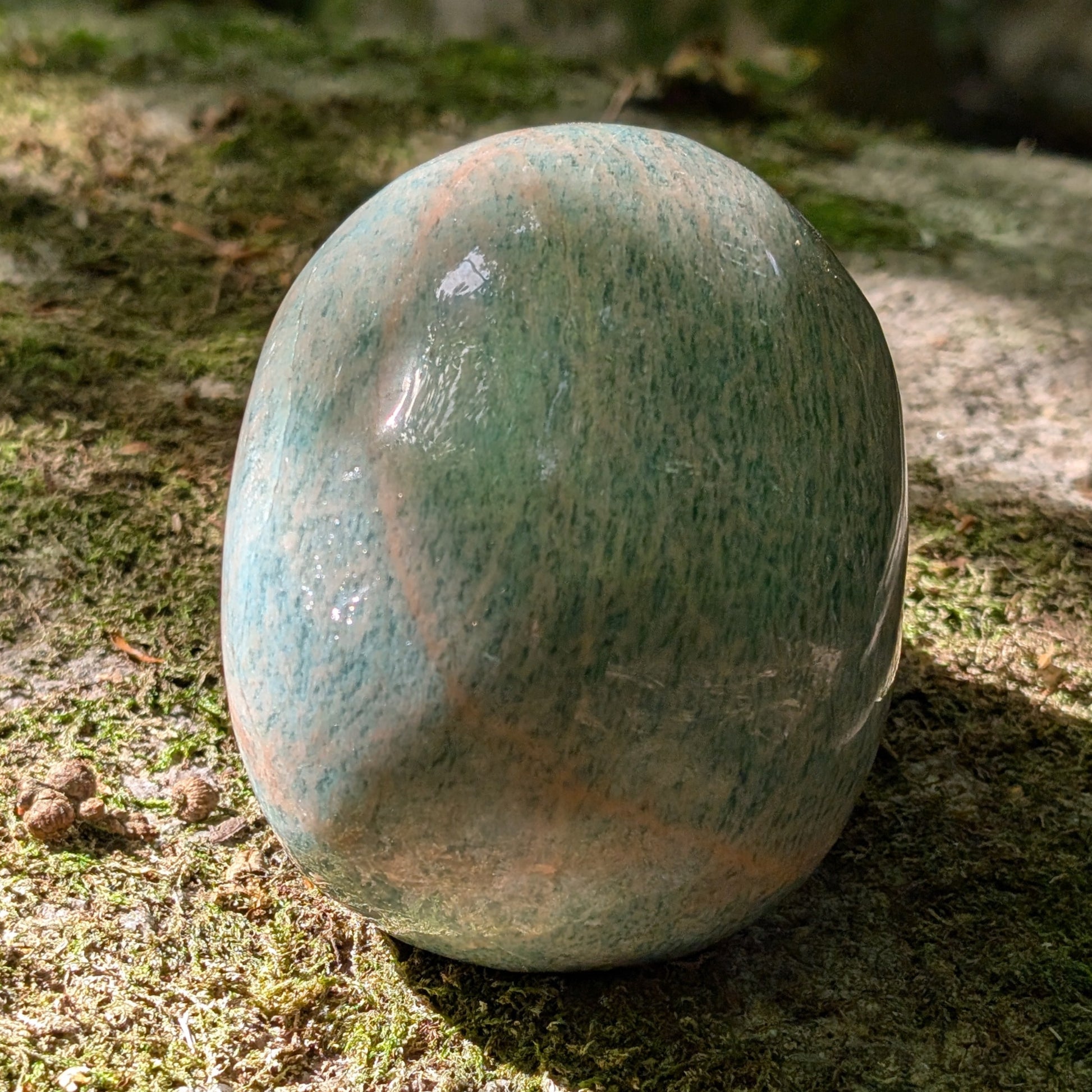 Kristallschädel "Ozeanfrieden" aus Amazonit mit blauer und grauer Maserung.