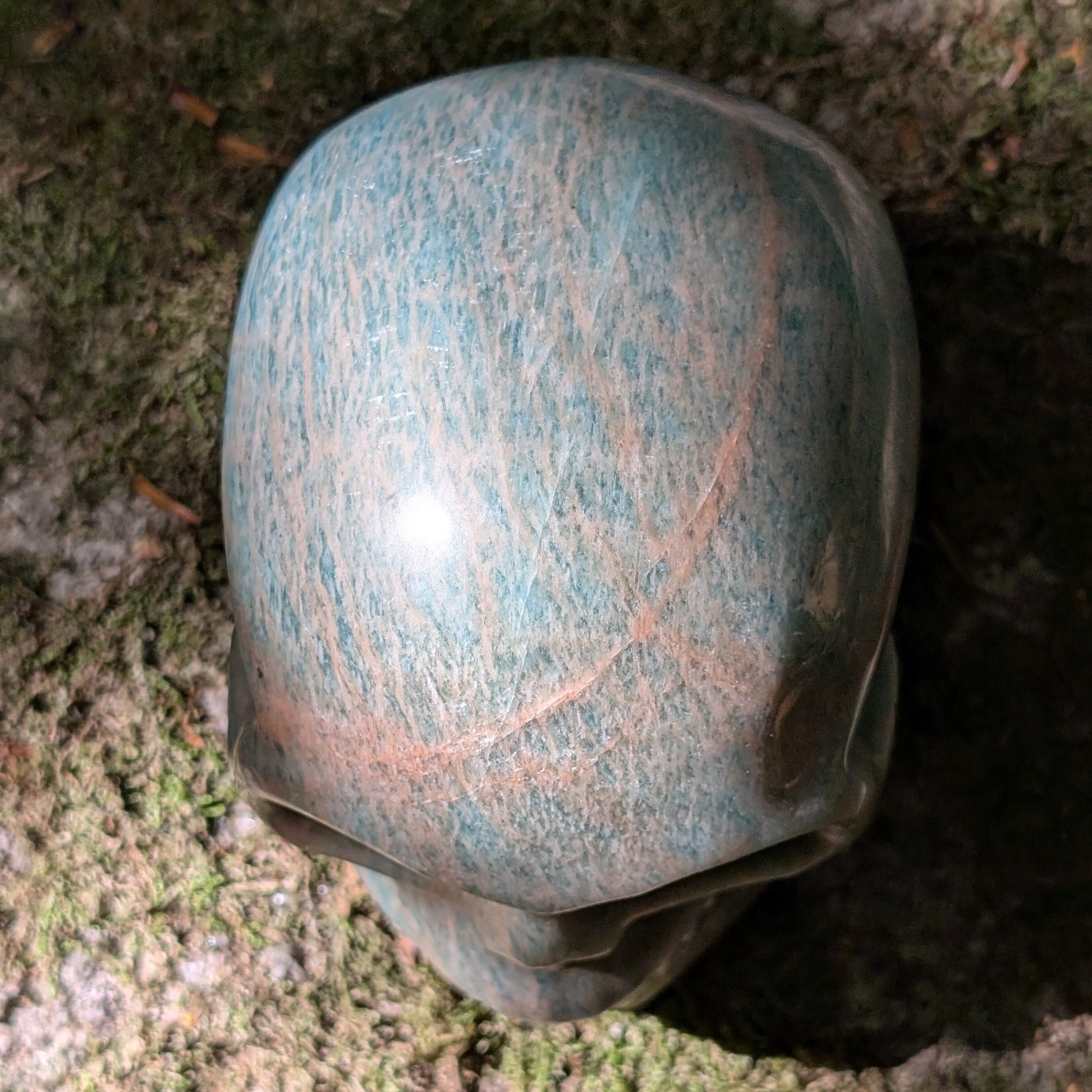 Kristallschädel "Ozeanfrieden" aus Amazonit mit blauer und grauer Maserung.