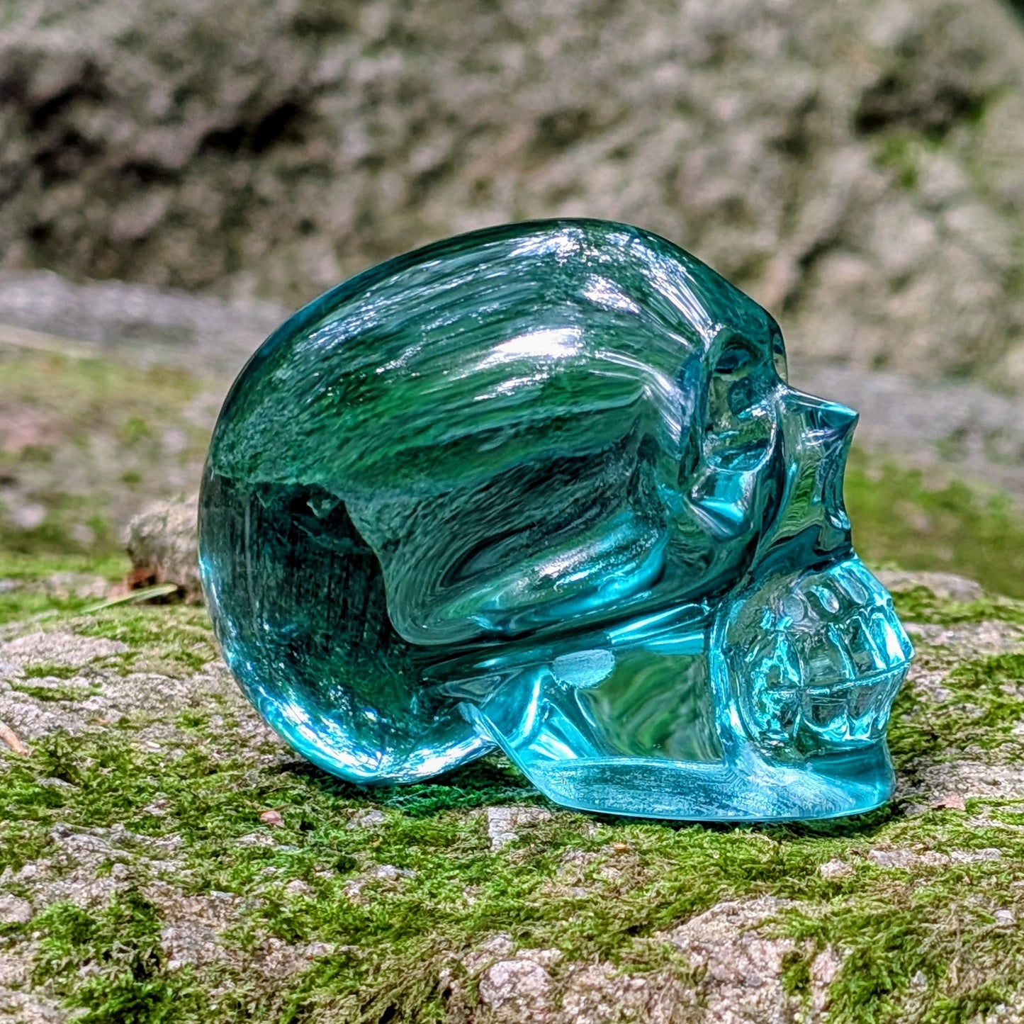 Kristallschädel "Ozeanseele" aus türkisfarbenem Quarzglas.