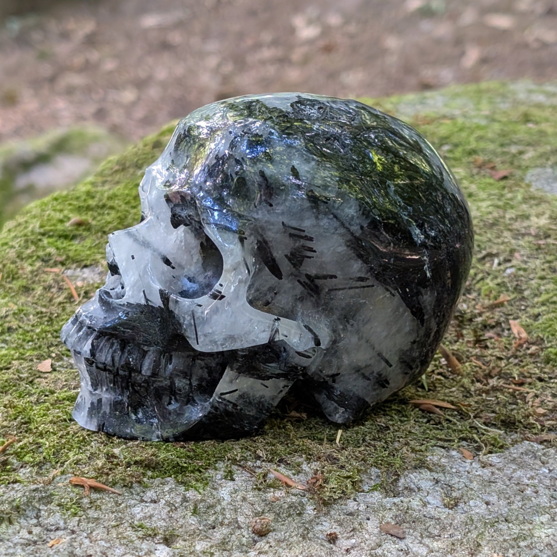 Kristallschädel "Polarwächter" aus Turmalin-Quarz mit schwarzen Nadel-Einschlüssen.
