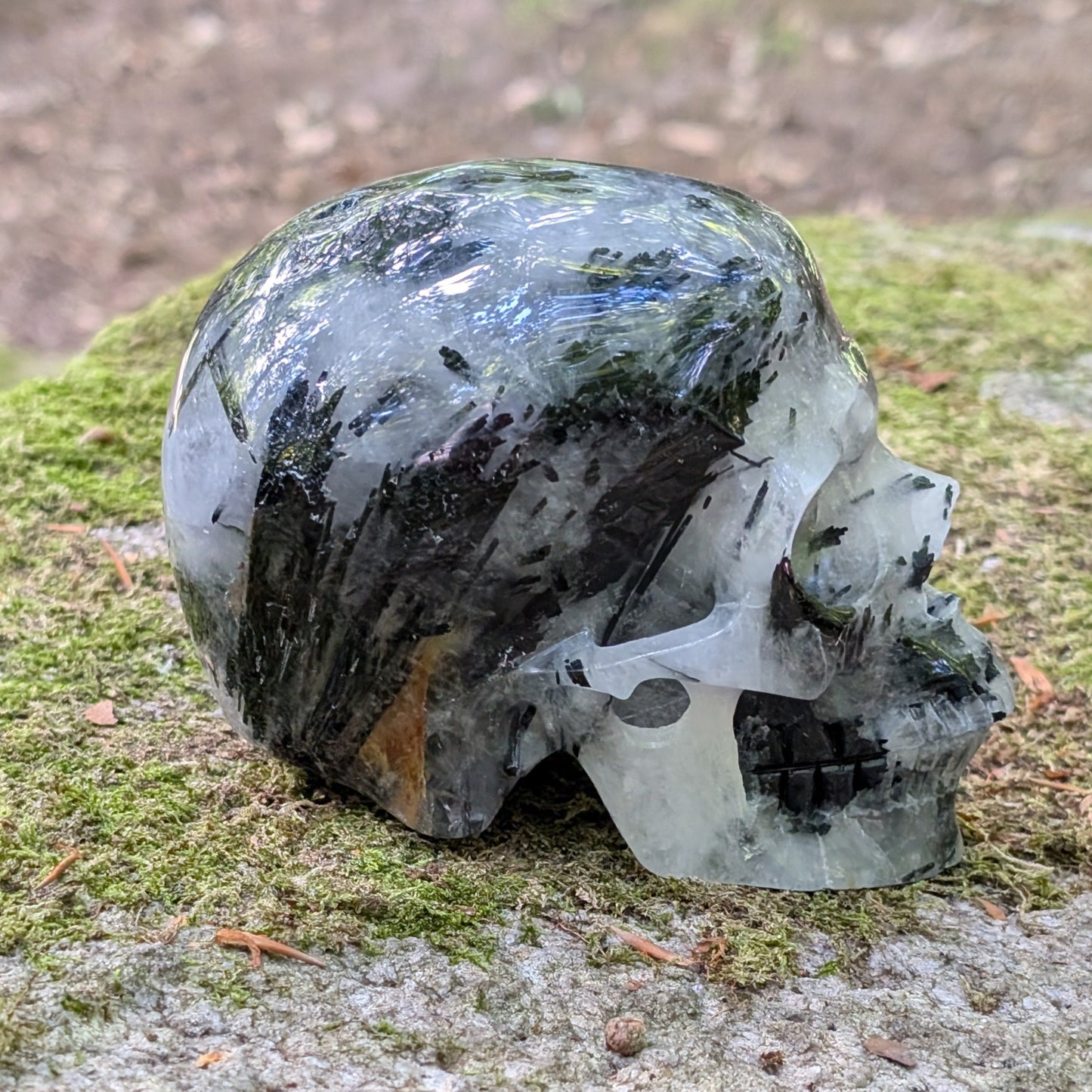Kristallschädel "Polarwächter" aus Turmalin-Quarz mit schwarzen Nadel-Einschlüssen.