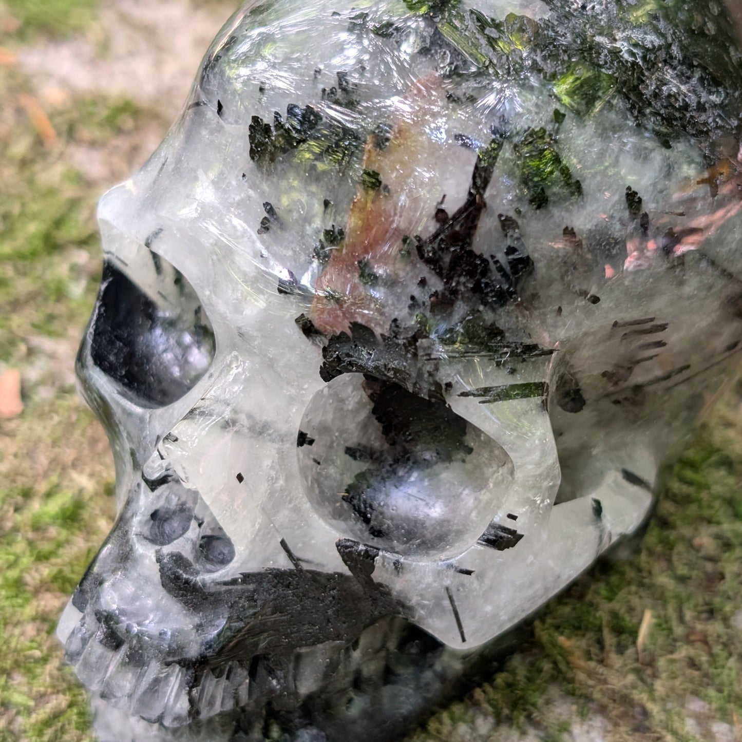 Kristallschädel "Polarwächter" aus Turmalin-Quarz mit schwarzen Nadel-Einschlüssen.
