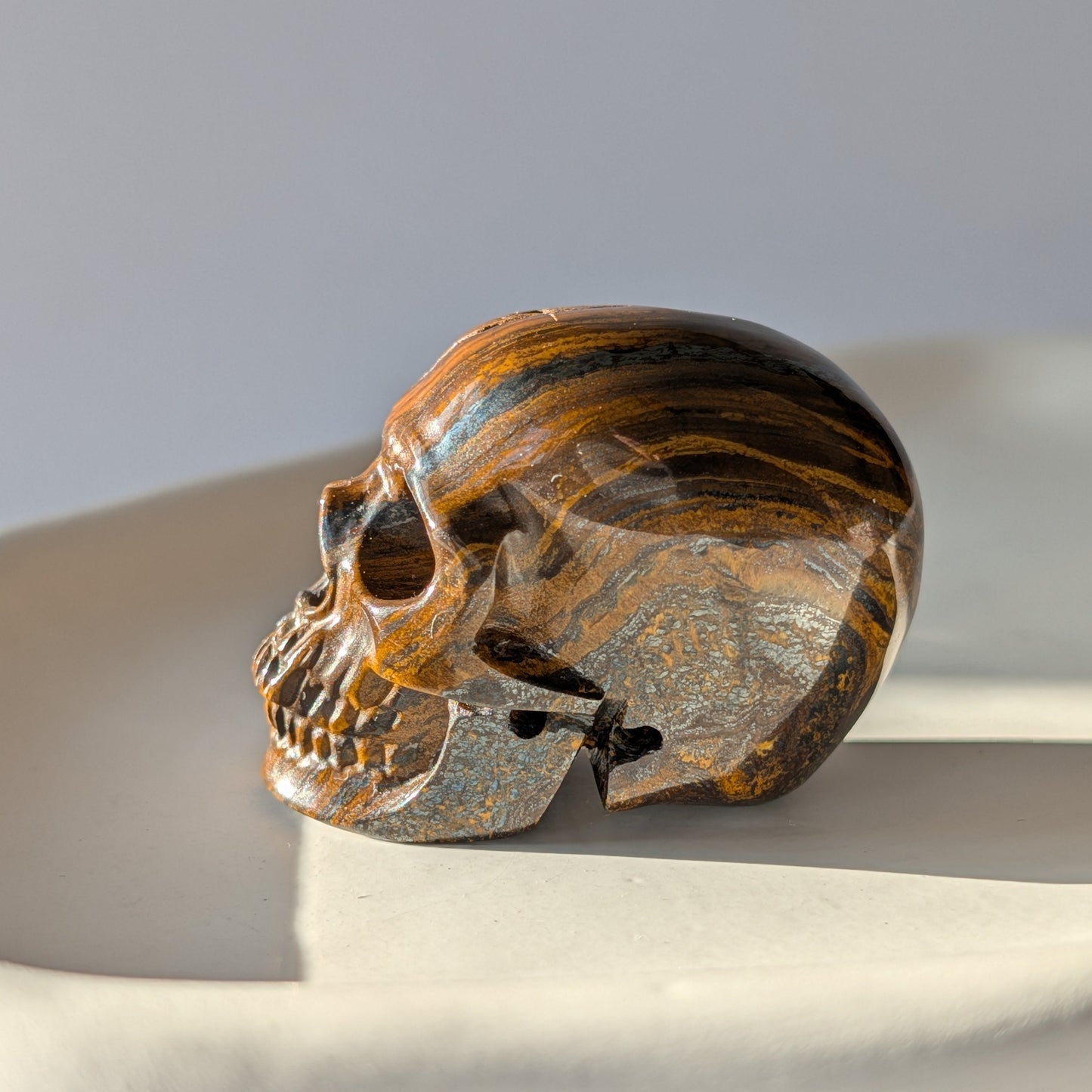 Kristallschädel Reowys Tigereisen 101g rot gold schwarz gestreift