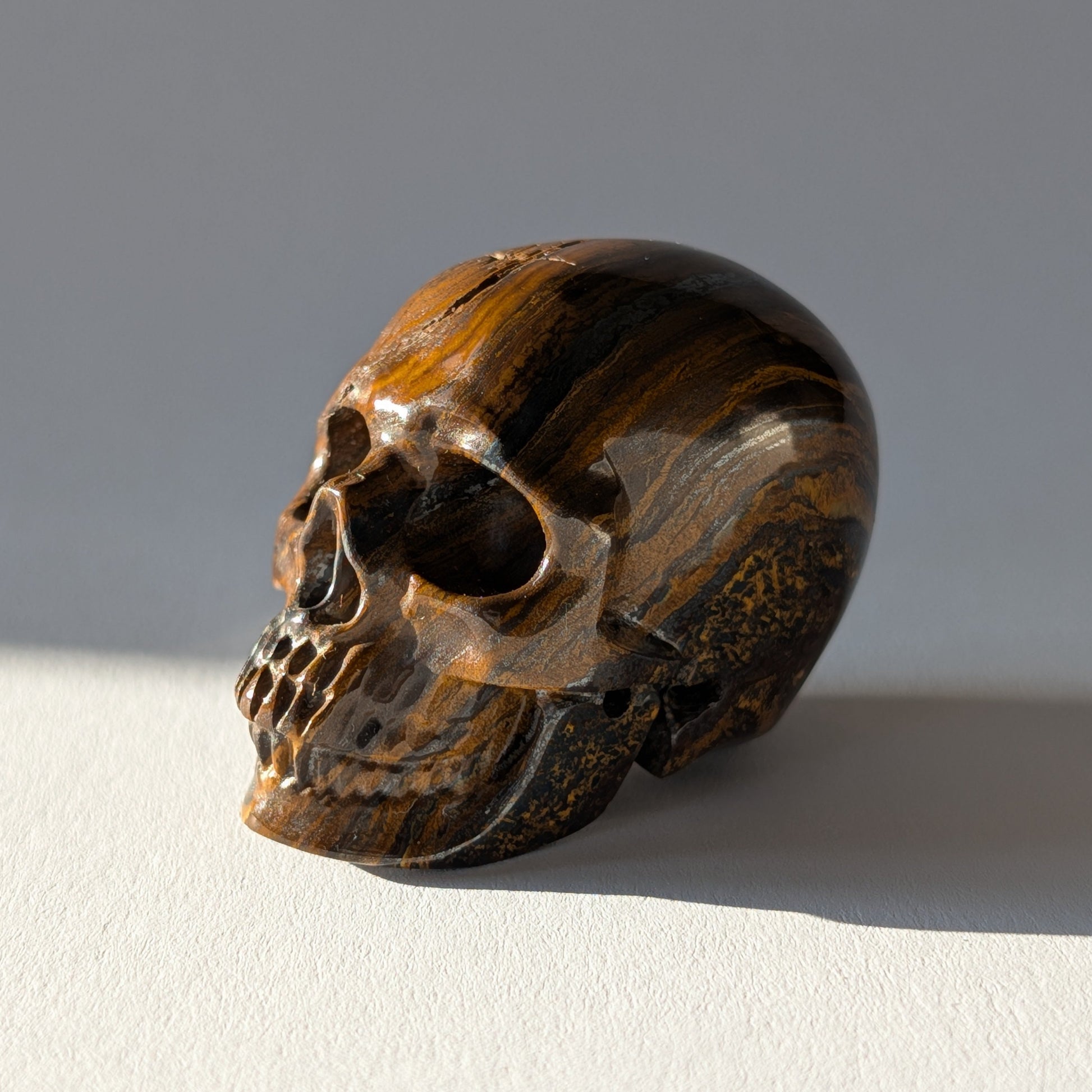 Kristallschädel Reowys Tigereisen 101g rot gold schwarz gestreift