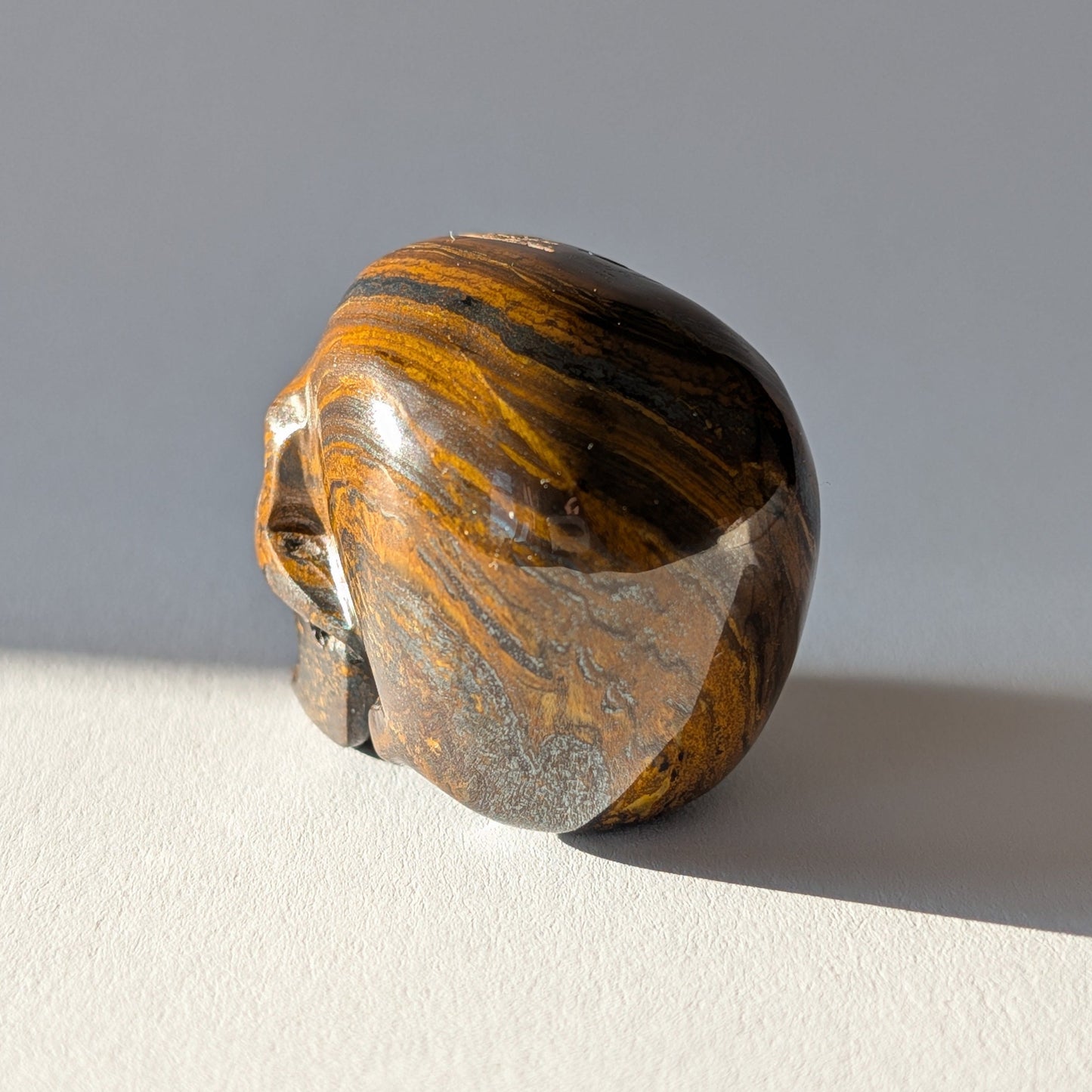 Kristallschädel Reowys Tigereisen 101g rot gold schwarz gestreift