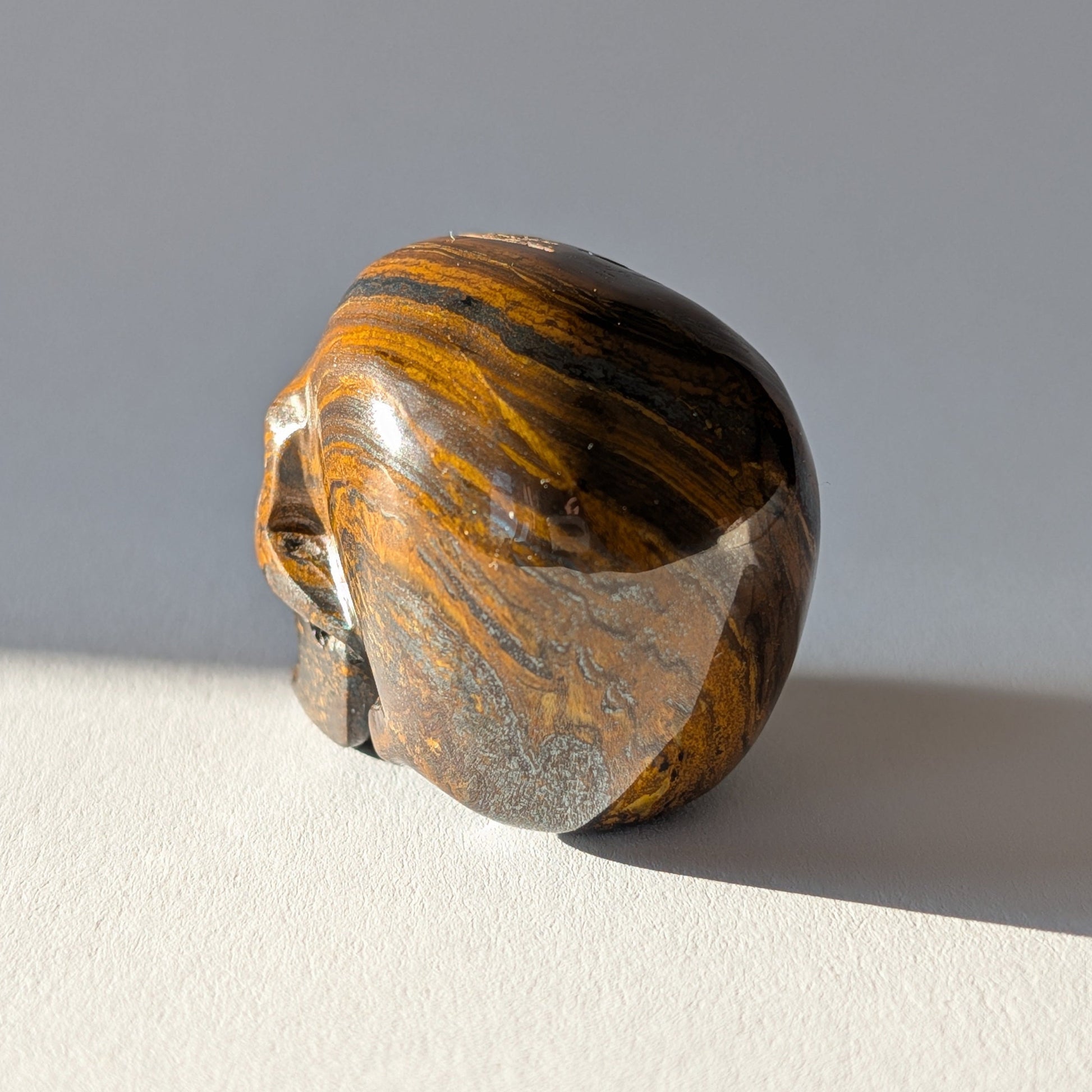 Kristallschädel Reowys Tigereisen 101g rot gold schwarz gestreift