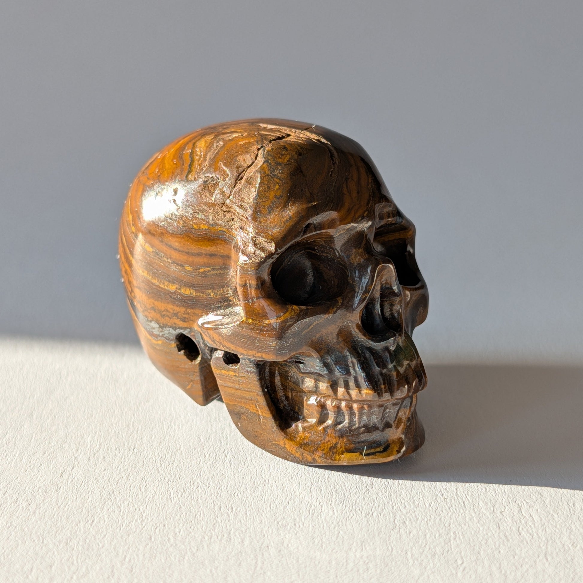 Kristallschädel Reowys Tigereisen 101g rot gold schwarz gestreift