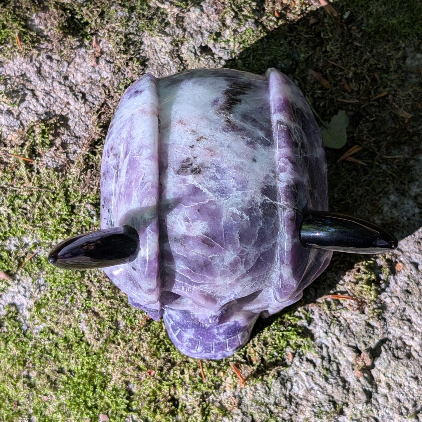 Kristallschädel "Schattenfürst" aus Amethyst mit schwarzen Obsidian-Hörnern.