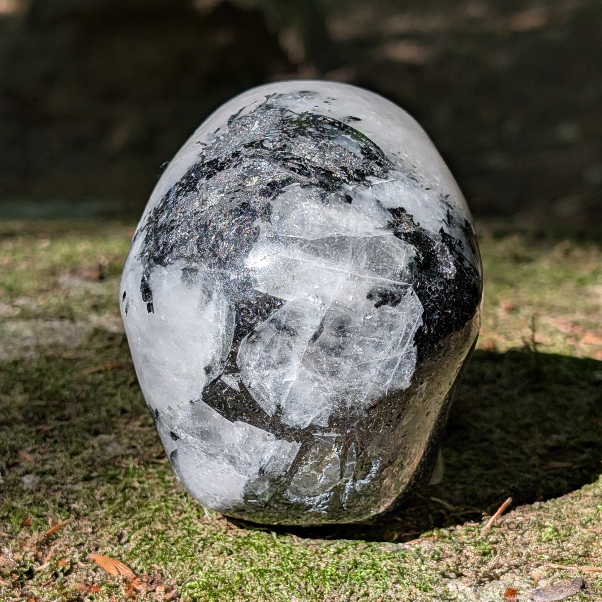 Kristallschädel "Schutzgeist" aus Turmalin-Quarz mit schwarzen Nadel-Einschlüssen.
