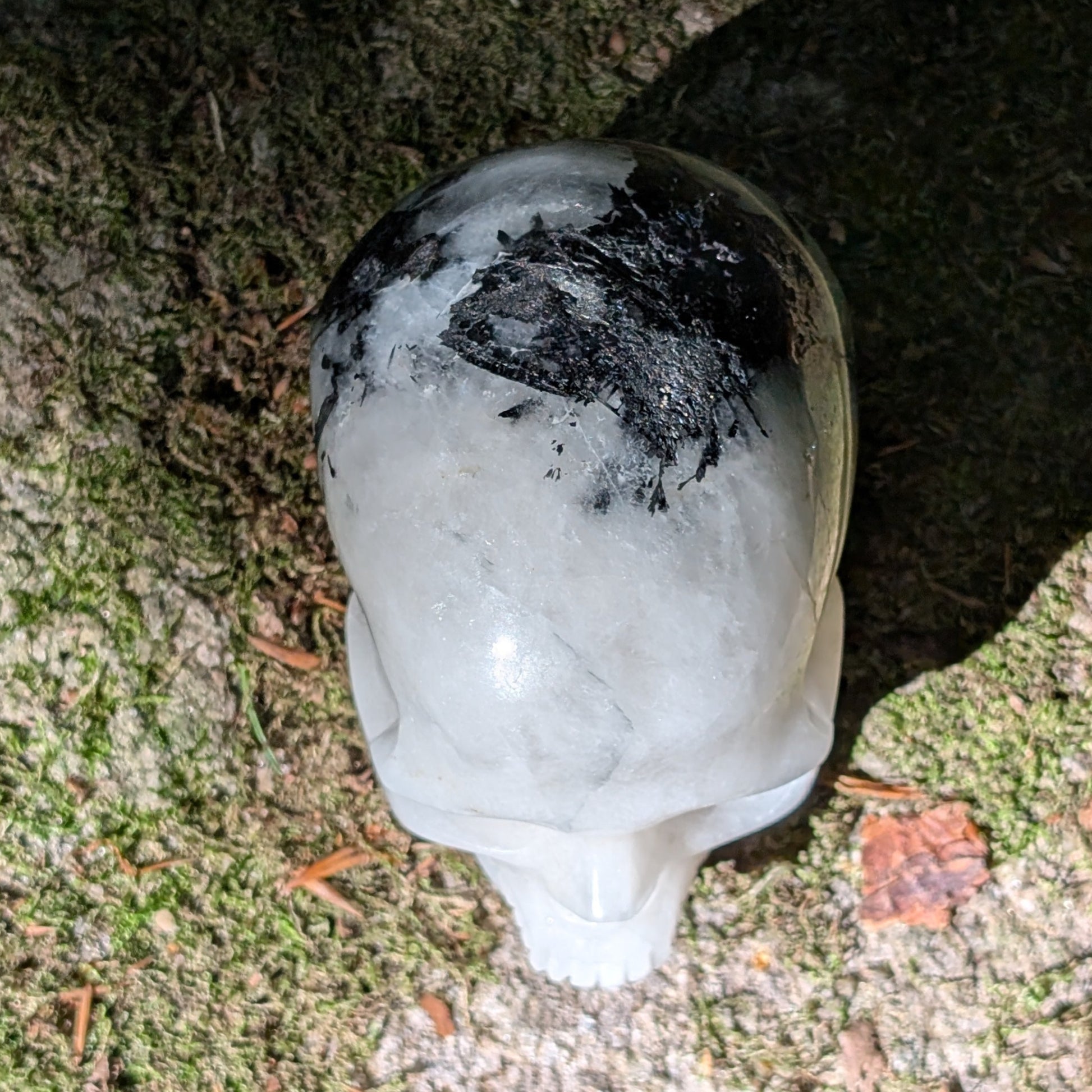 Kristallschädel "Schutzgeist" aus Turmalin-Quarz mit schwarzen Nadel-Einschlüssen.
