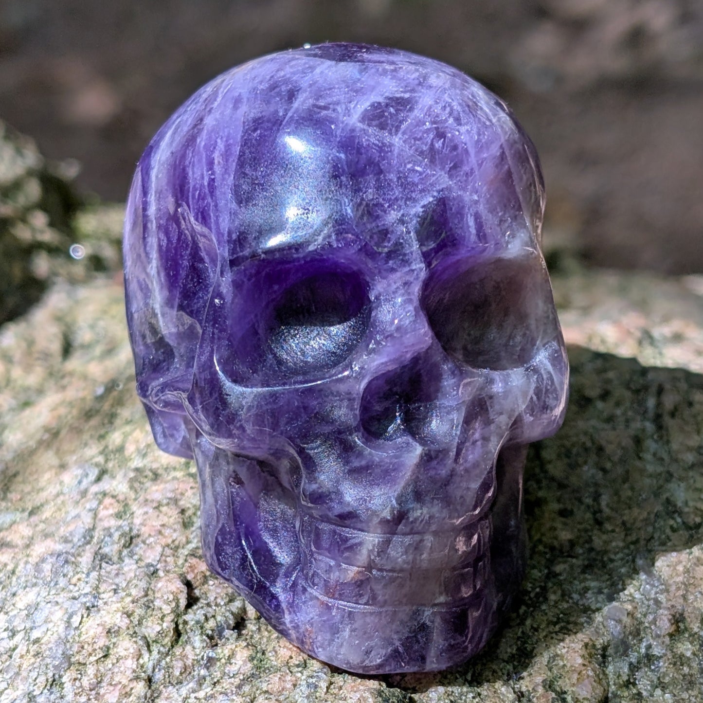 Kristallschädel "Seelenfrieden" aus Amethyst in kräftigem Violett.