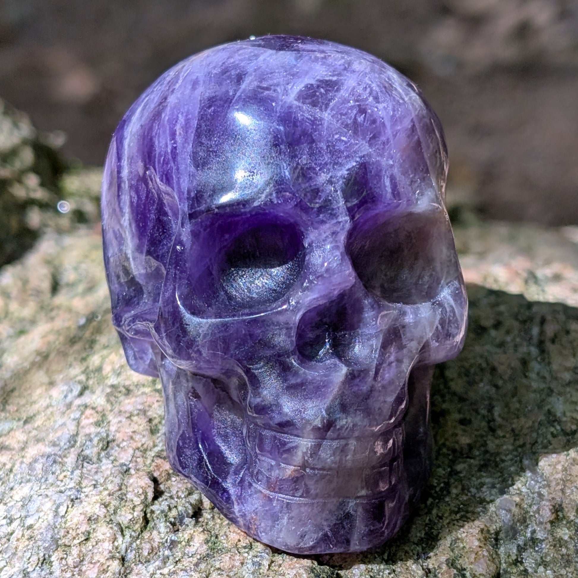 Kristallschädel "Seelenfrieden" aus Amethyst in kräftigem Violett.