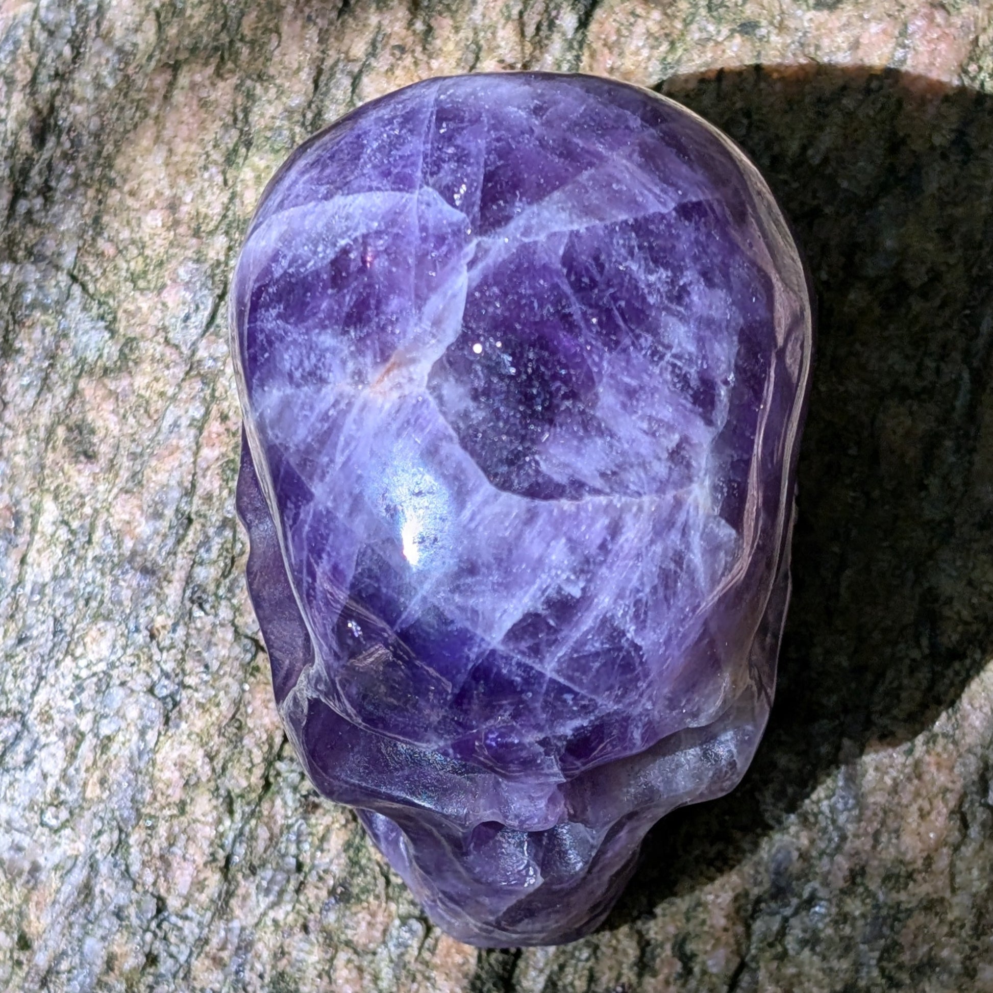 Kristallschädel "Seelenfrieden" aus Amethyst in kräftigem Violett.
