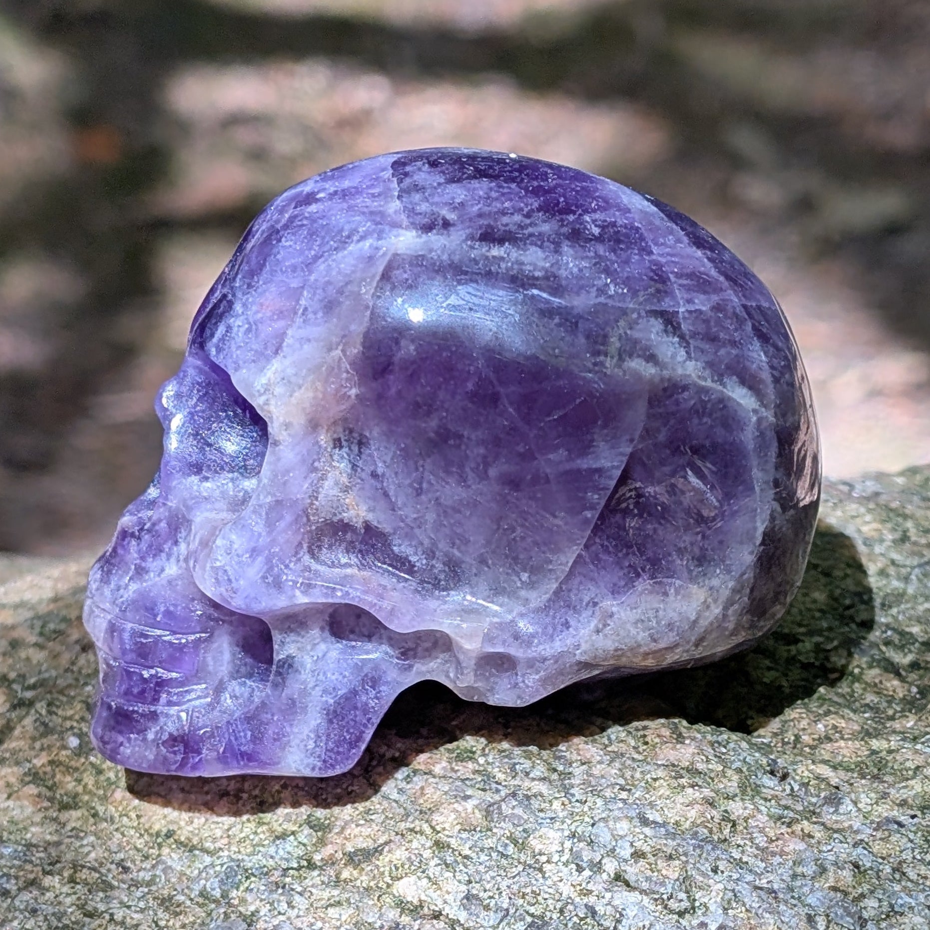 Kristallschädel "Seelenfrieden" aus Amethyst in kräftigem Violett.