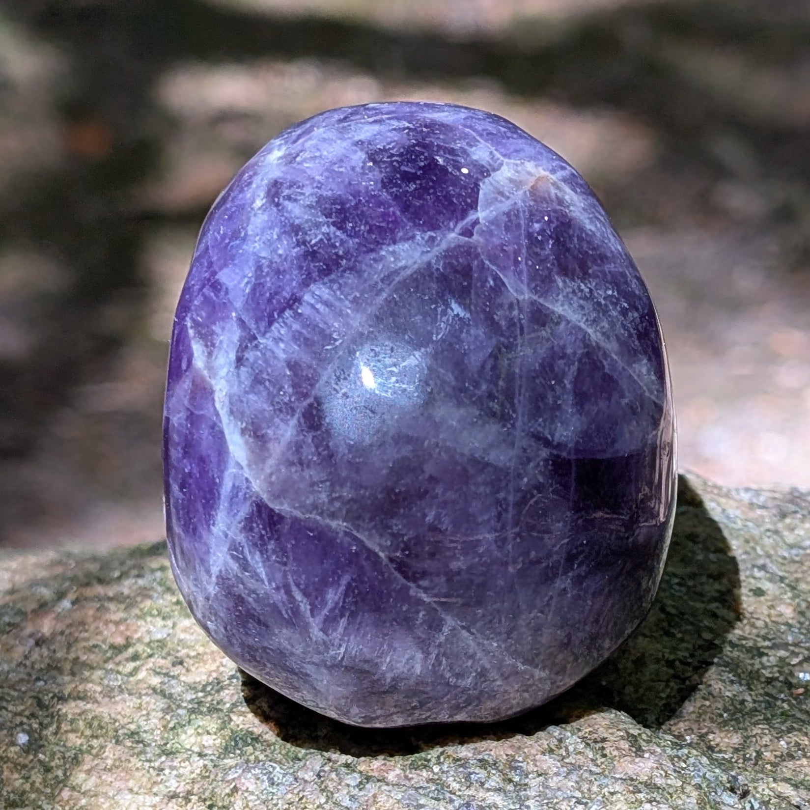 Kristallschädel "Seelenfrieden" aus Amethyst in kräftigem Violett.