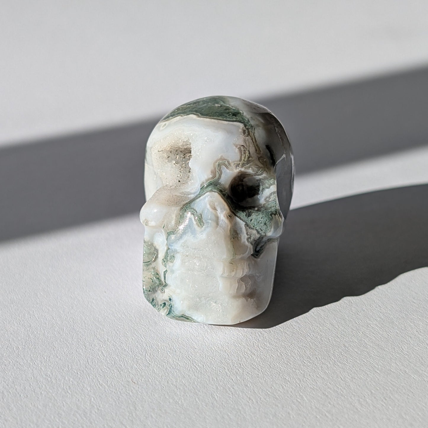 Kristallschädel "Snaedis" (123g) aus Quarz mit dunklen, farnartigen Dendriten (Baumachat).