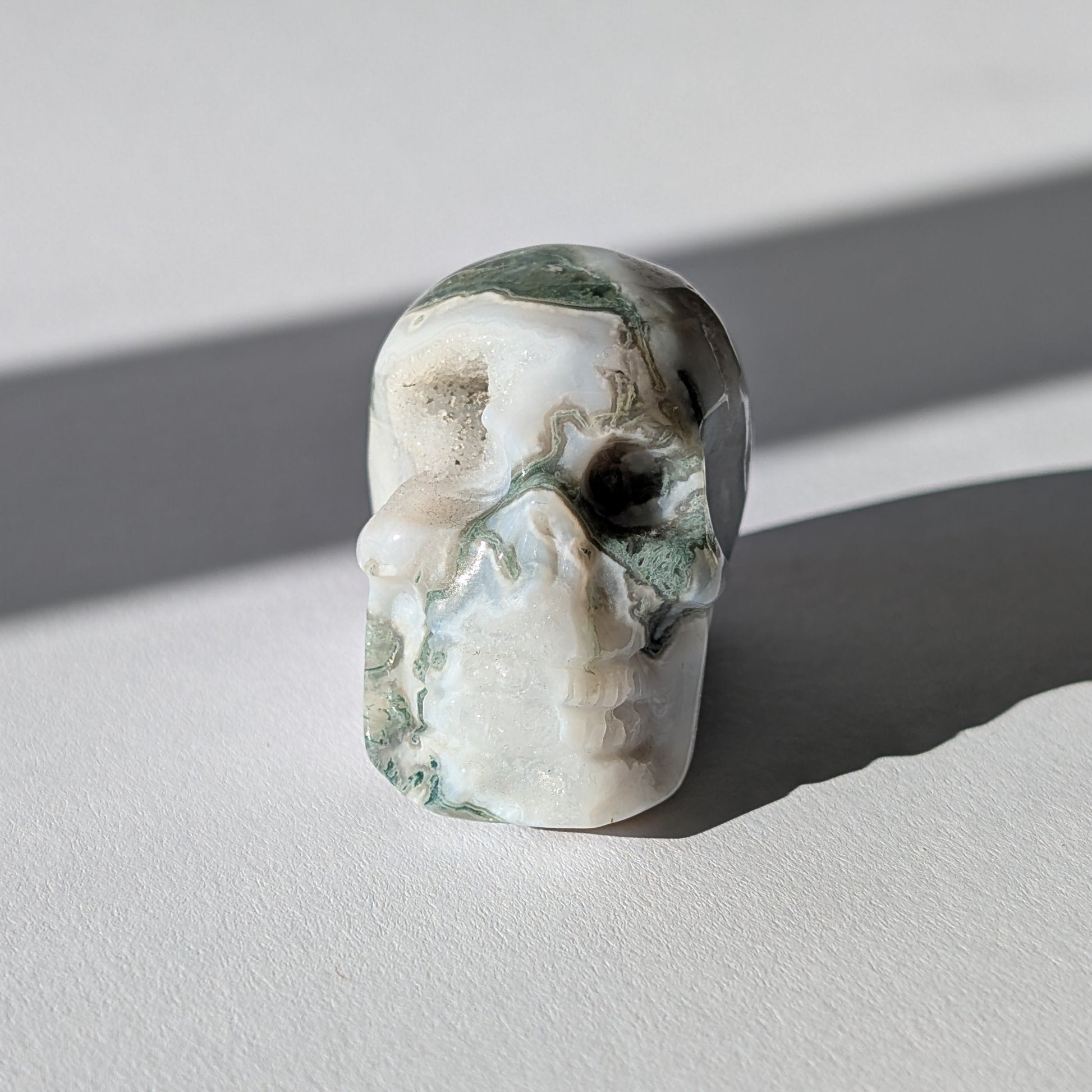 Kristallschädel "Snaedis" (123g) aus Quarz mit dunklen, farnartigen Dendriten (Baumachat).