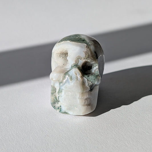 Kristallschädel "Snaedis" (123g) aus Quarz mit dunklen, farnartigen Dendriten (Baumachat).