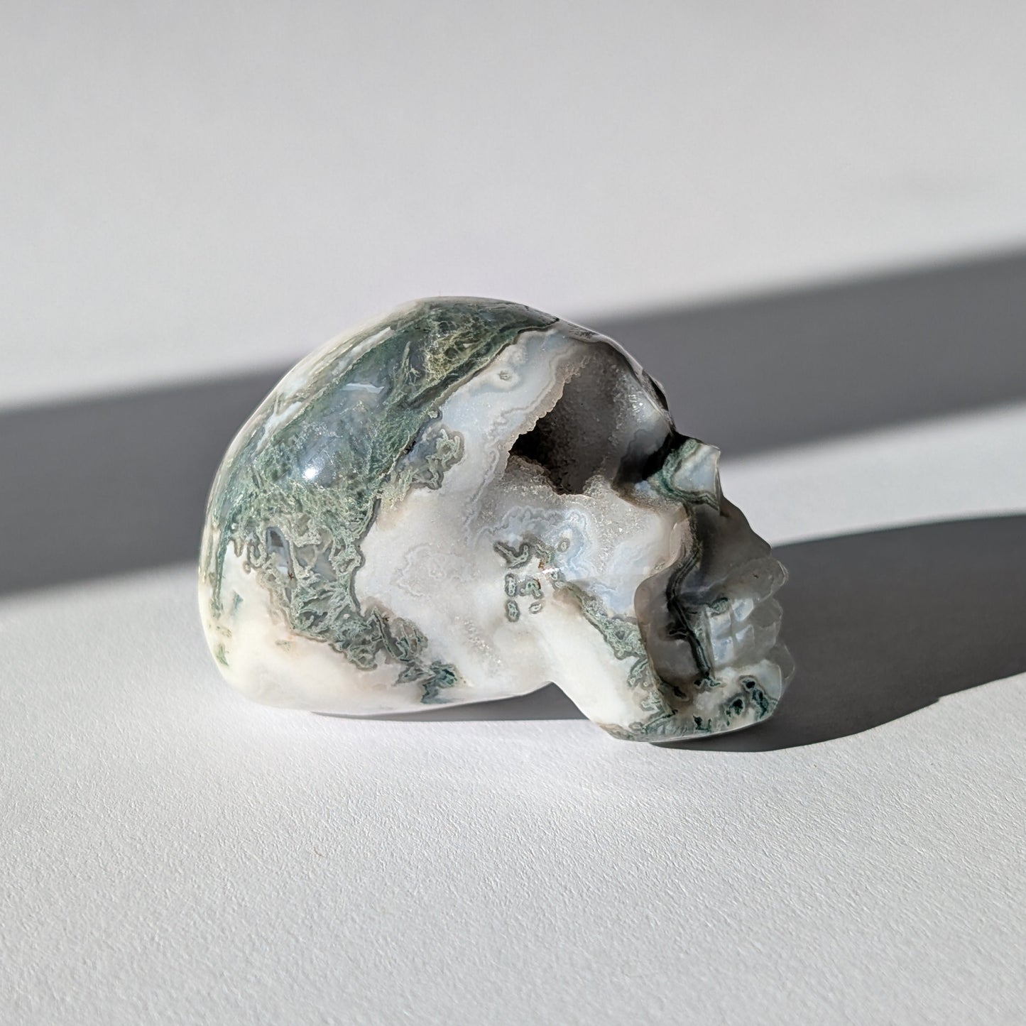 Kristallschädel "Snaedis" (123g) aus Quarz mit dunklen, farnartigen Dendriten (Baumachat).