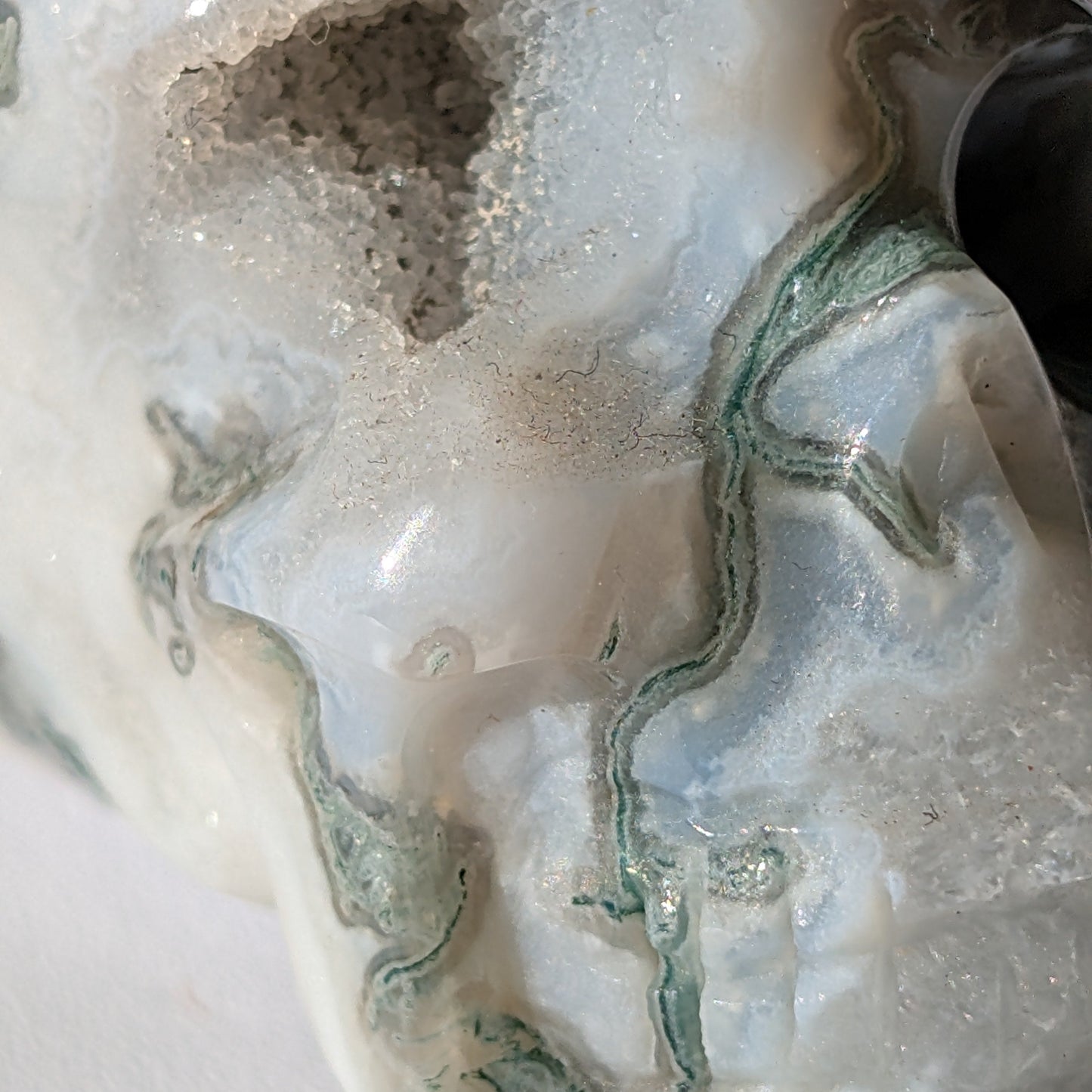 Kristallschädel "Snaedis" (123g) aus Quarz mit dunklen, farnartigen Dendriten (Baumachat).