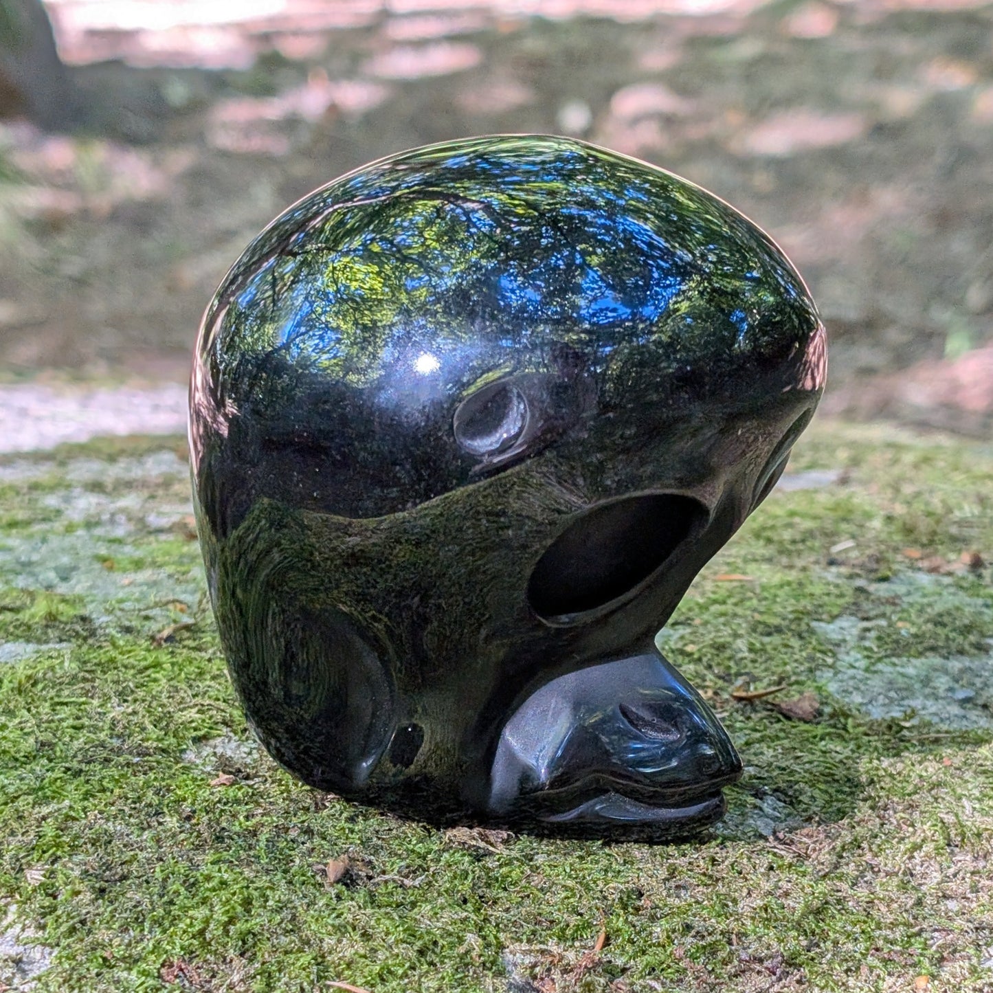 Kristallschädel "Sternenbote" aus tiefschwarzem Obsidian in Form eines Alien-Vogels.