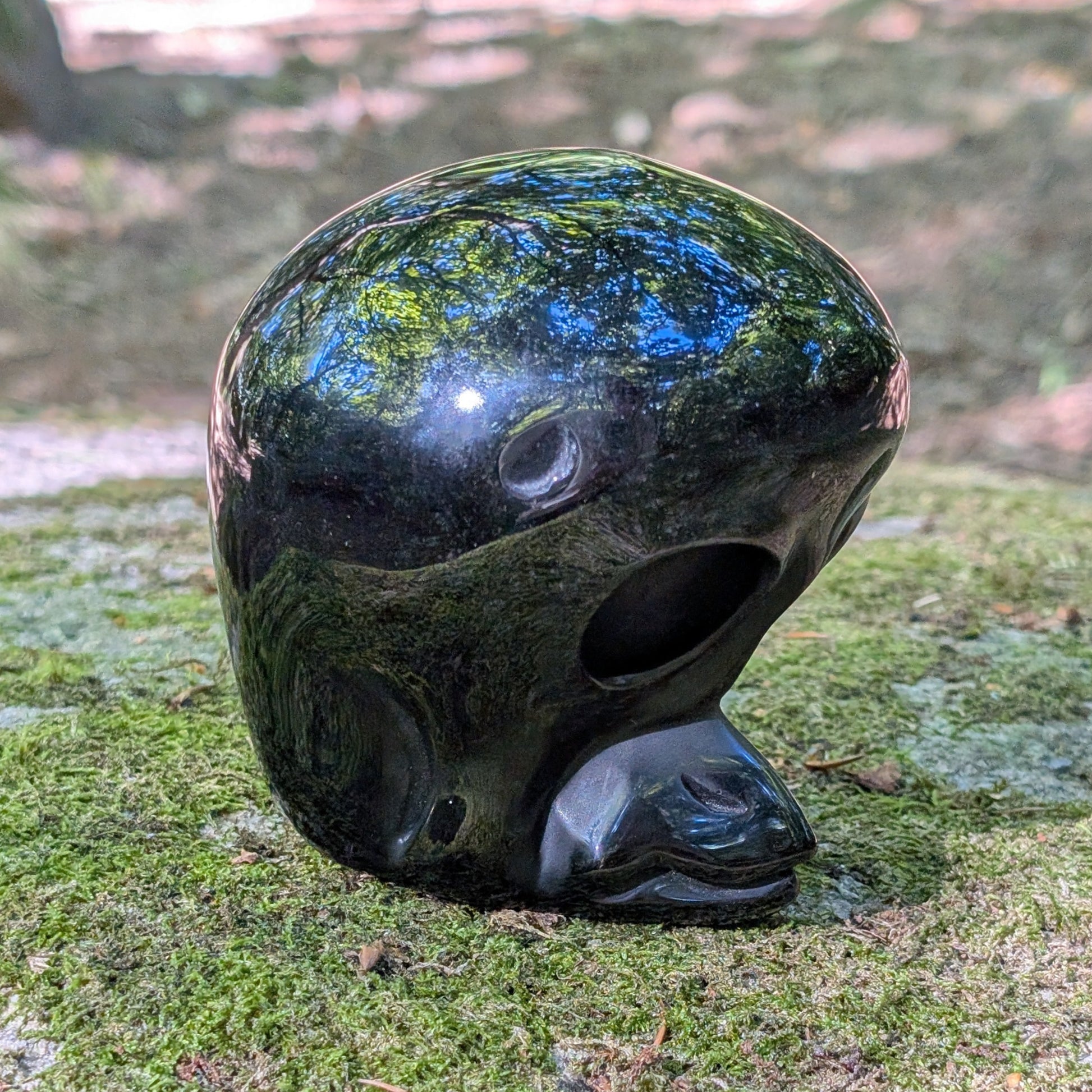 Kristallschädel "Sternenbote" aus tiefschwarzem Obsidian in Form eines Alien-Vogels.