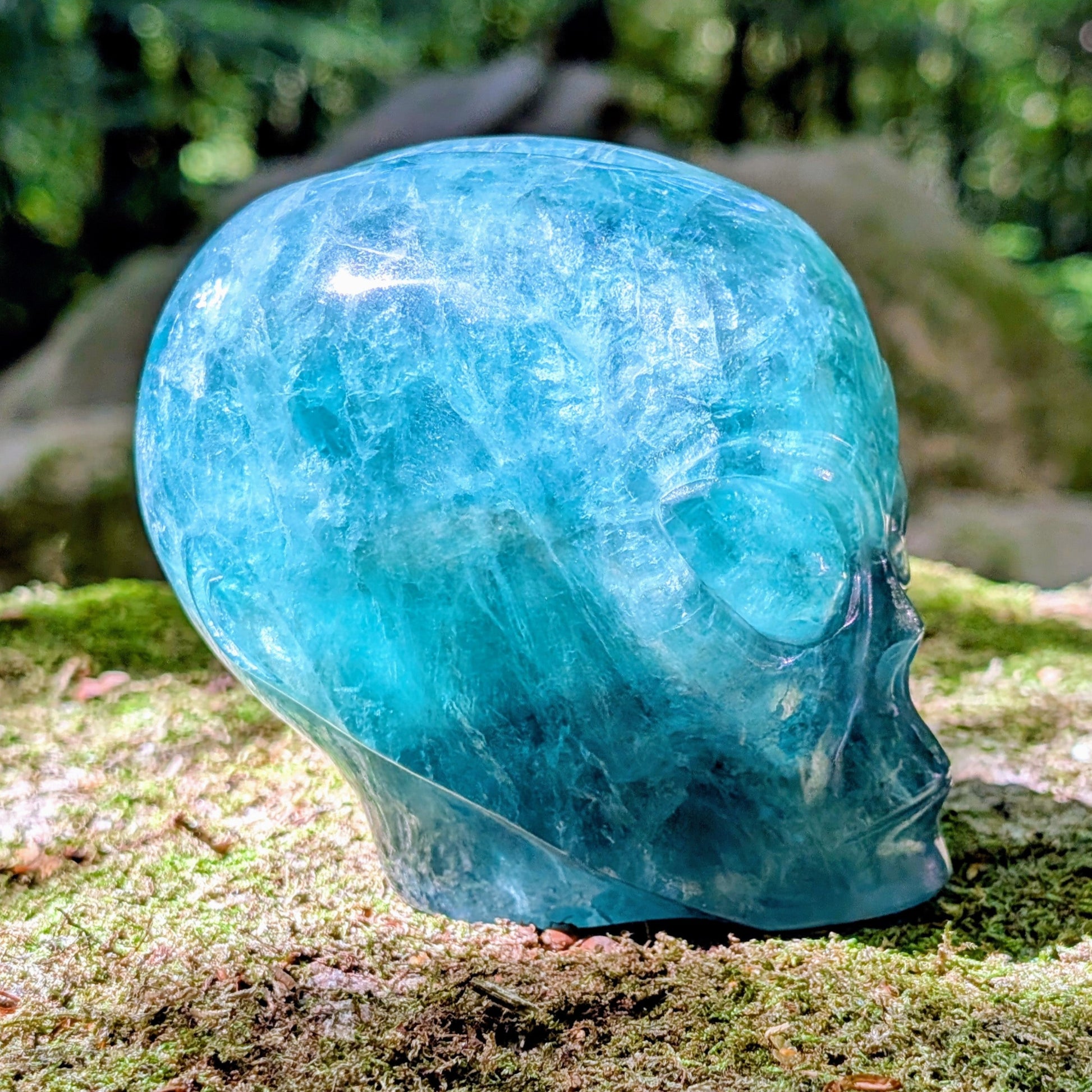 Kristallschädel "Sternenkind" aus blauem Fluorit in der Form eines Alien-Schädels.