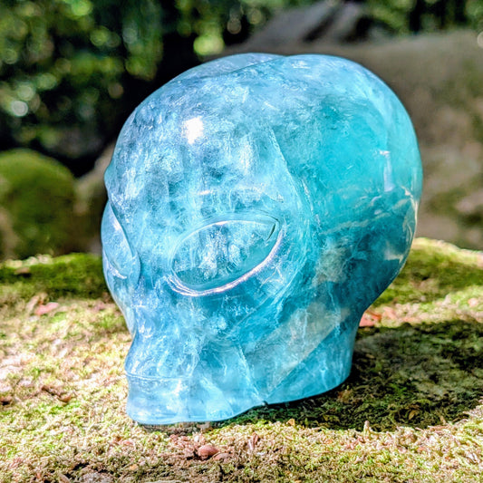 Kristallschädel "Sternenkind" aus blauem Fluorit in der Form eines Alien-Schädels.